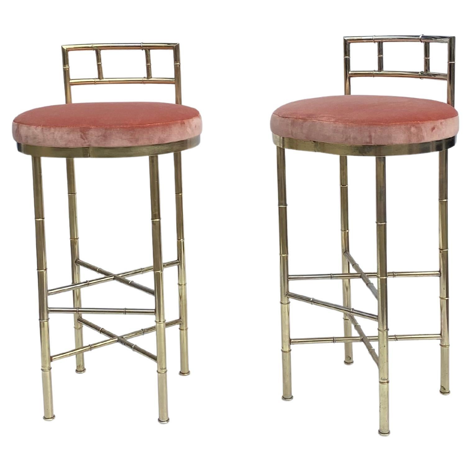 Coppia di sgabelli da bar in ottone, finto bambù, rosa e velluto Dedar degli anni '70, Hollywood Regency