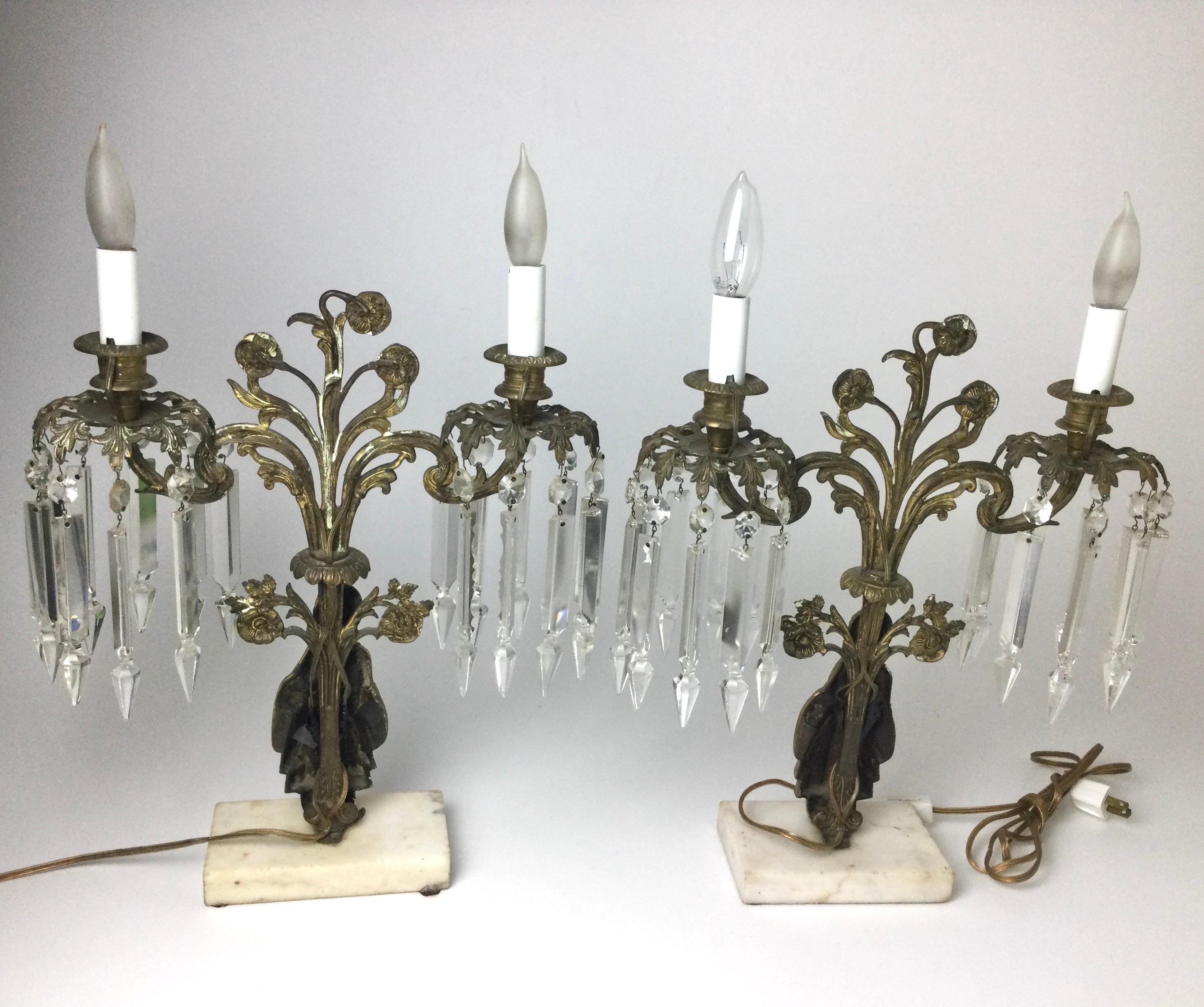 Paar von  Figurale Messing-Kandelaberlampen mit Prismen im Angebot 9