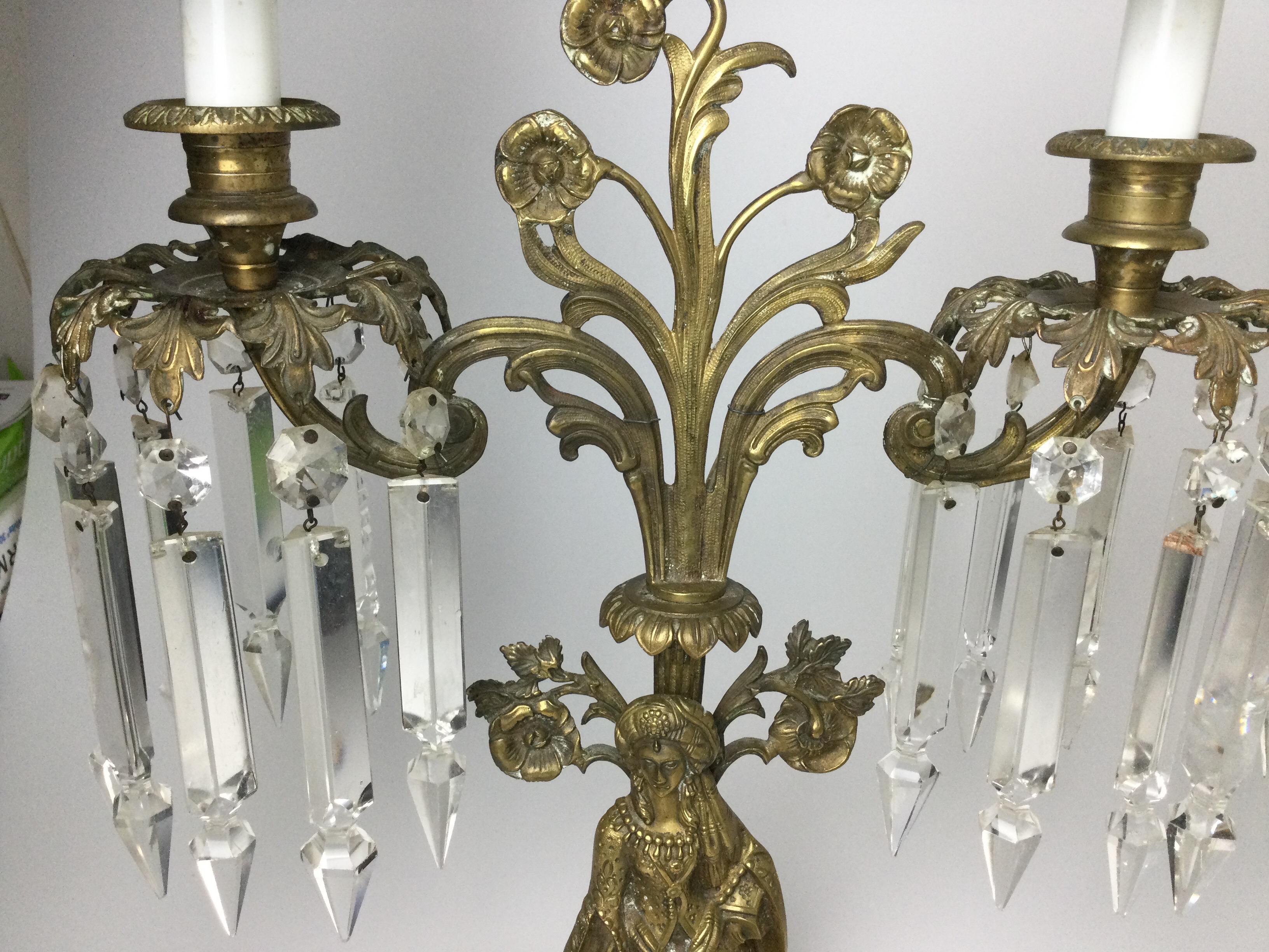 Paar von  Figurale Messing-Kandelaberlampen mit Prismen (20. Jahrhundert) im Angebot