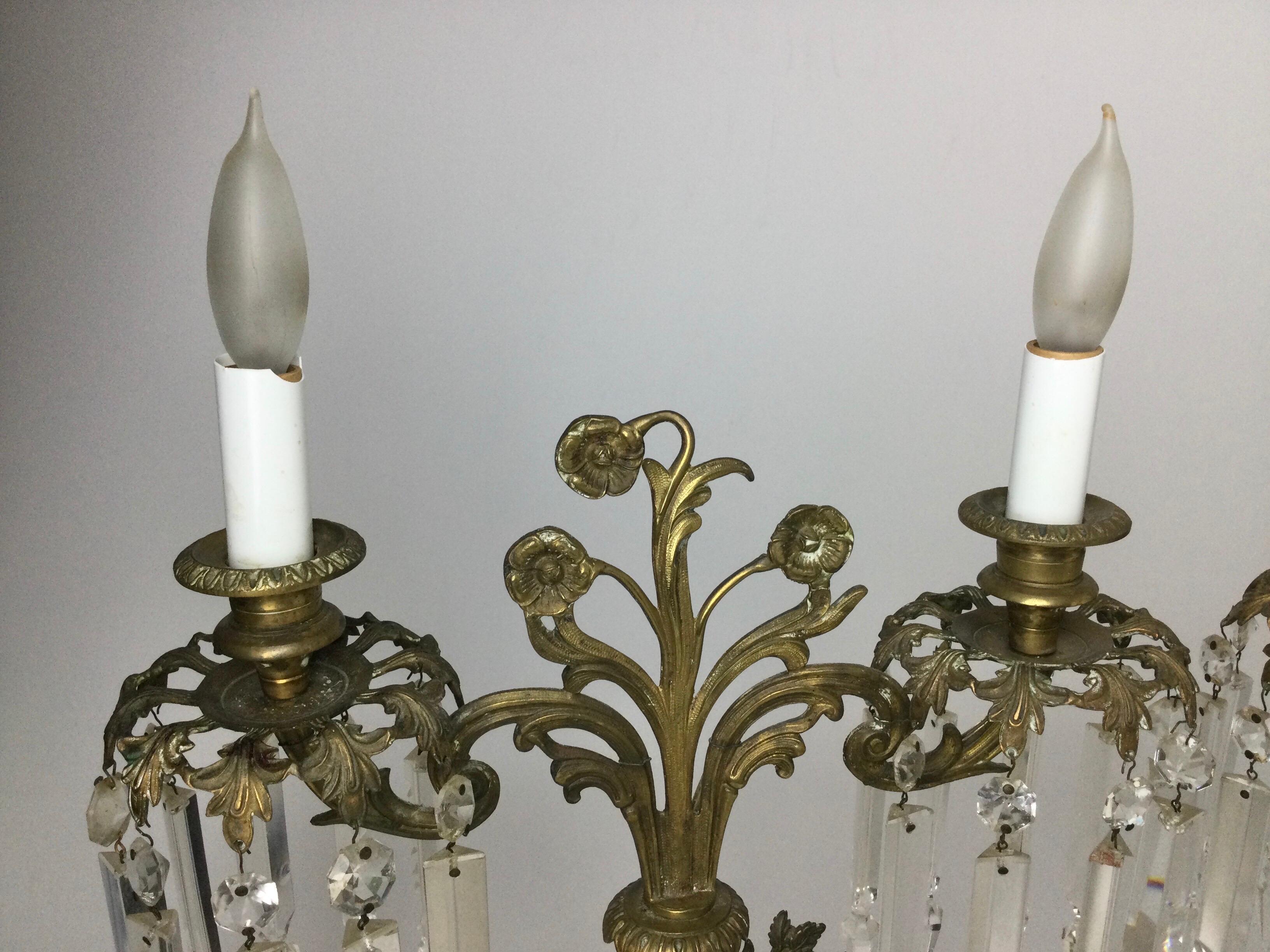 Paar von  Figurale Messing-Kandelaberlampen mit Prismen im Angebot 2