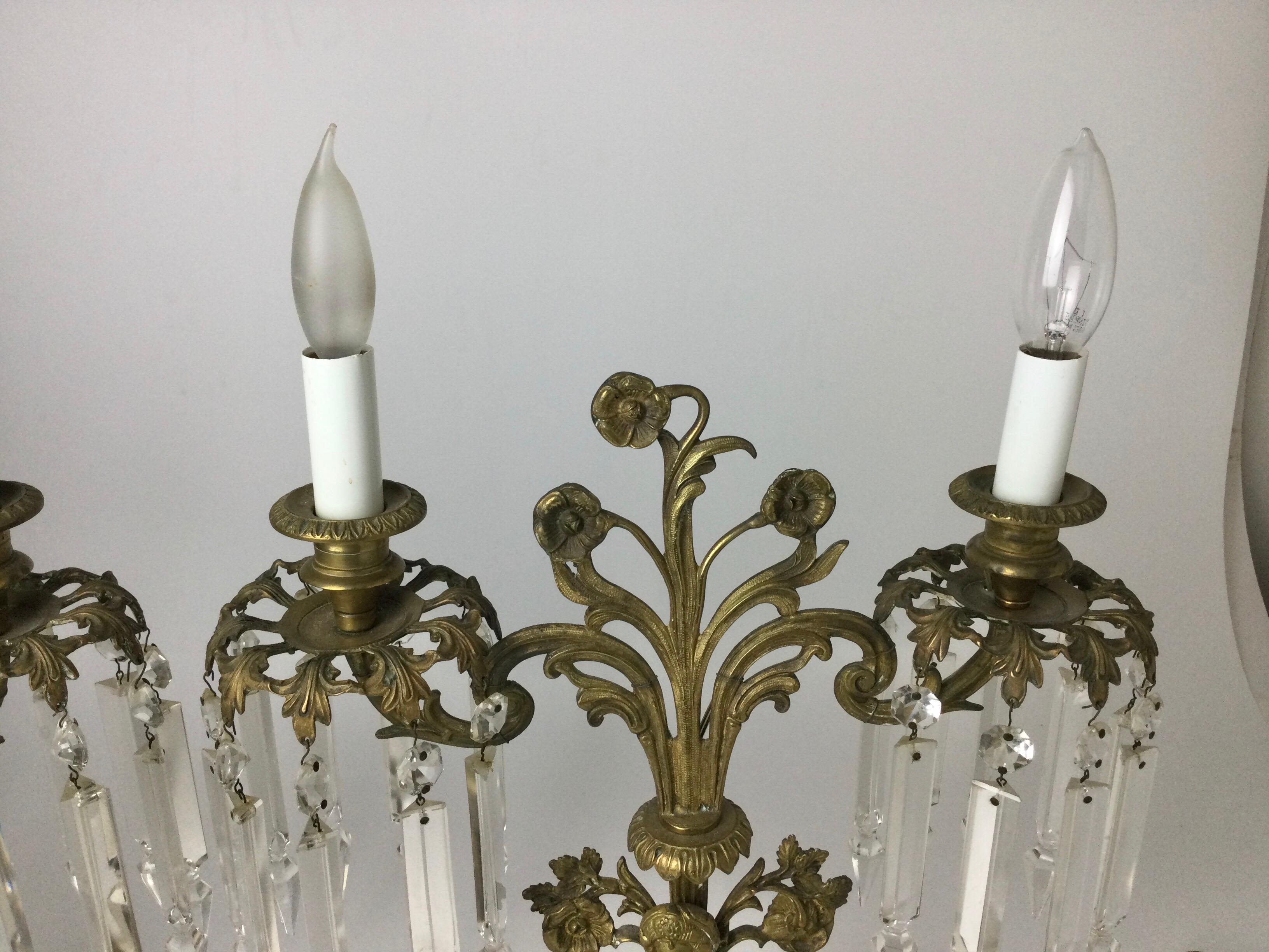 Paar von  Figurale Messing-Kandelaberlampen mit Prismen im Angebot 3