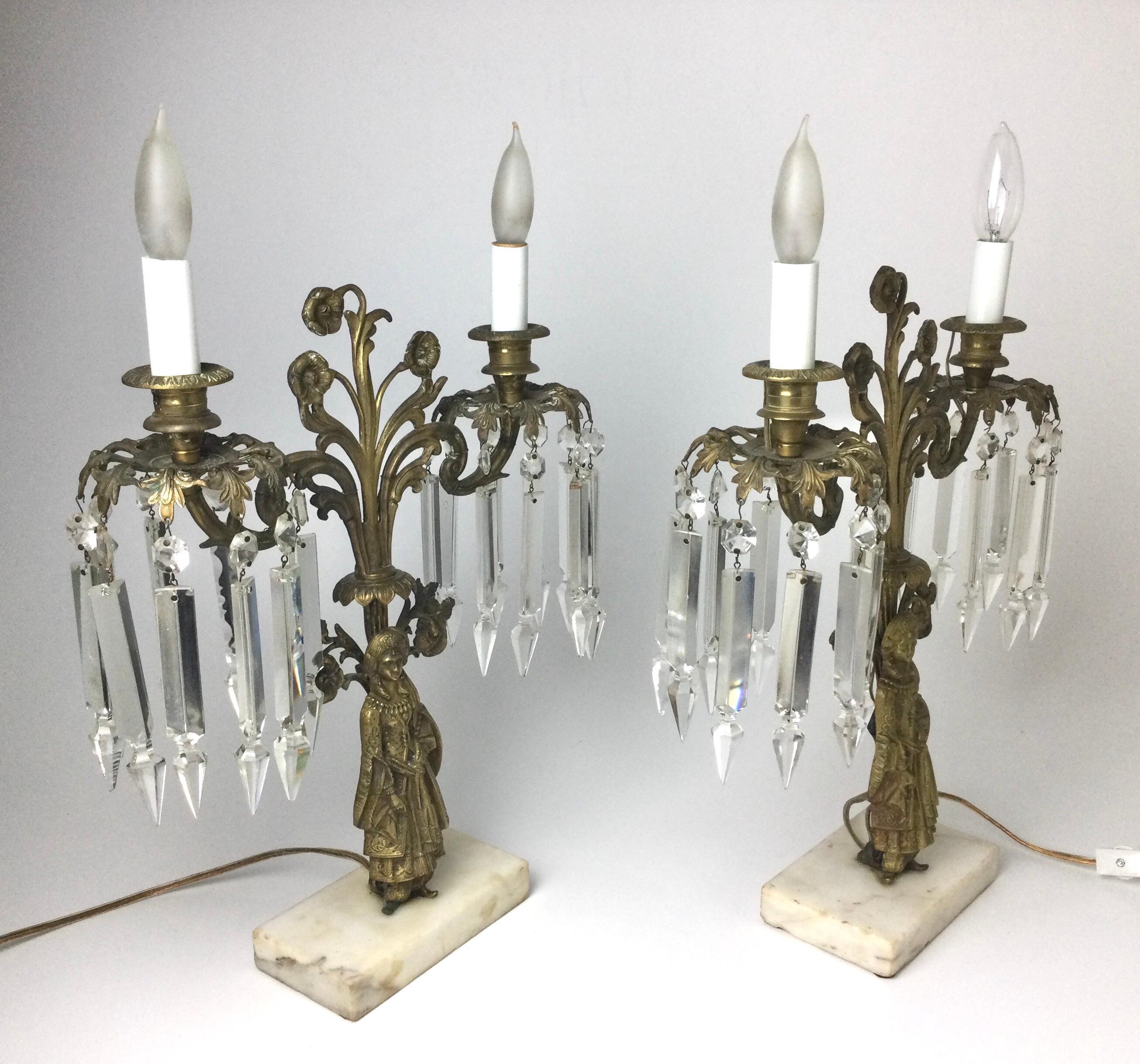Paar von  Figurale Messing-Kandelaberlampen mit Prismen im Angebot 4