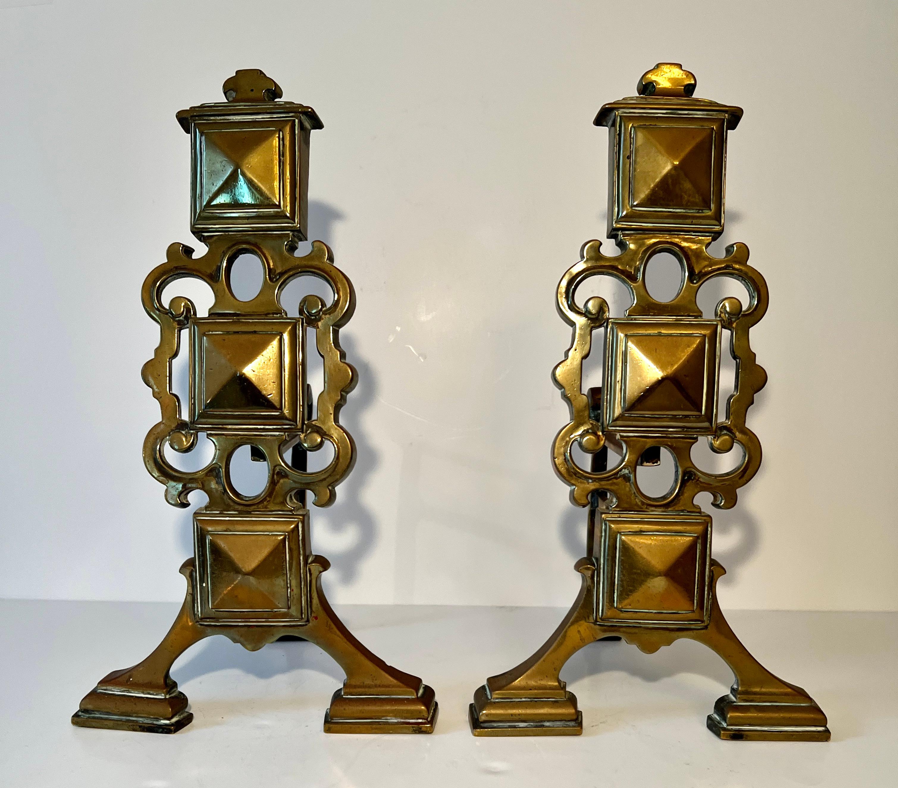 Una coppia di bellissimi Androni in ottone.  La coppia ha un design unico e rappresenta una traduzione moderna, mentre molti androni hanno uno stile d'epoca o gotico.

Un complemento per qualsiasi caminetto, in particolare per quelli in ambienti più