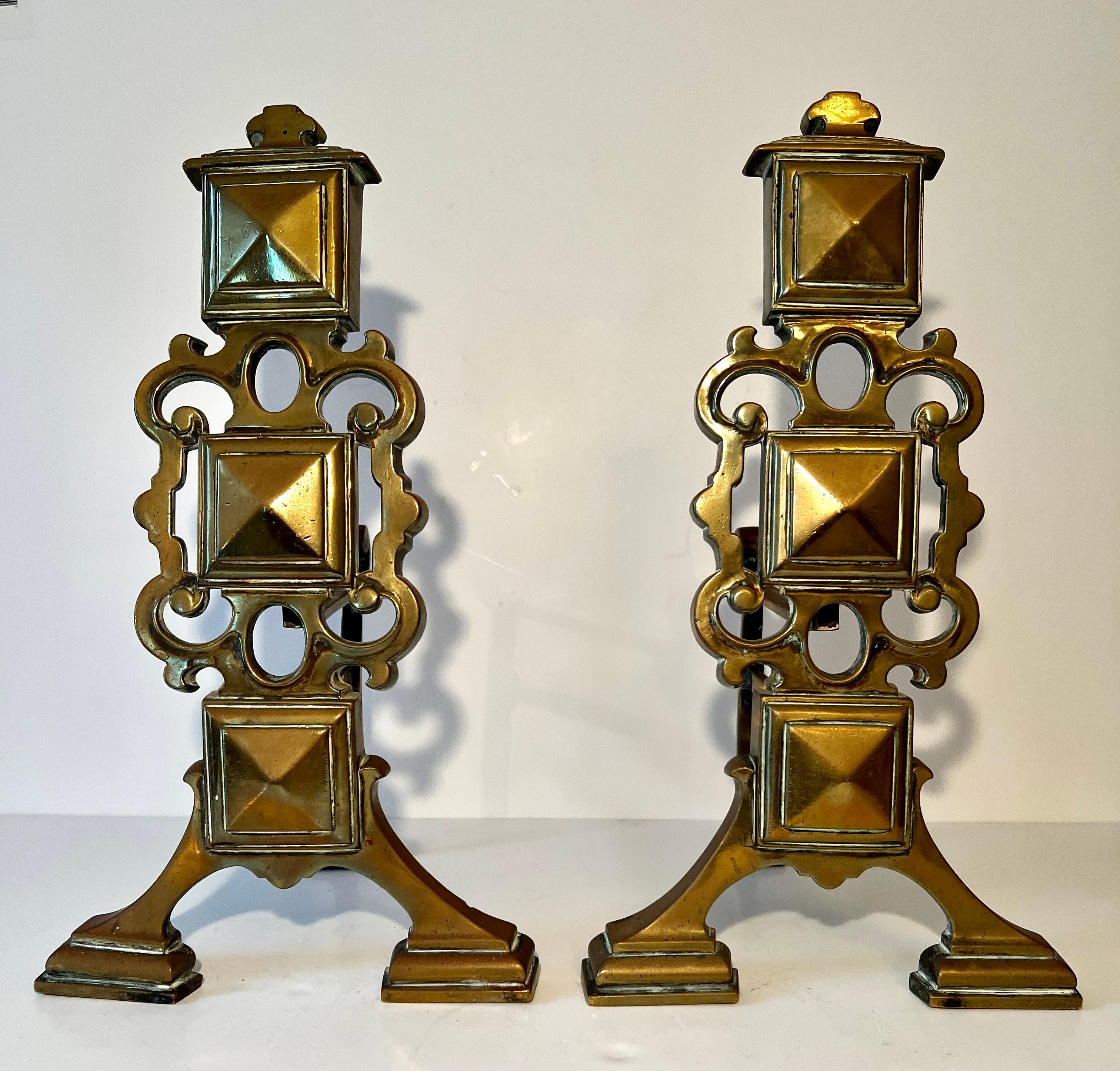 Moderno Coppia Androni geometrici in ottone in vendita