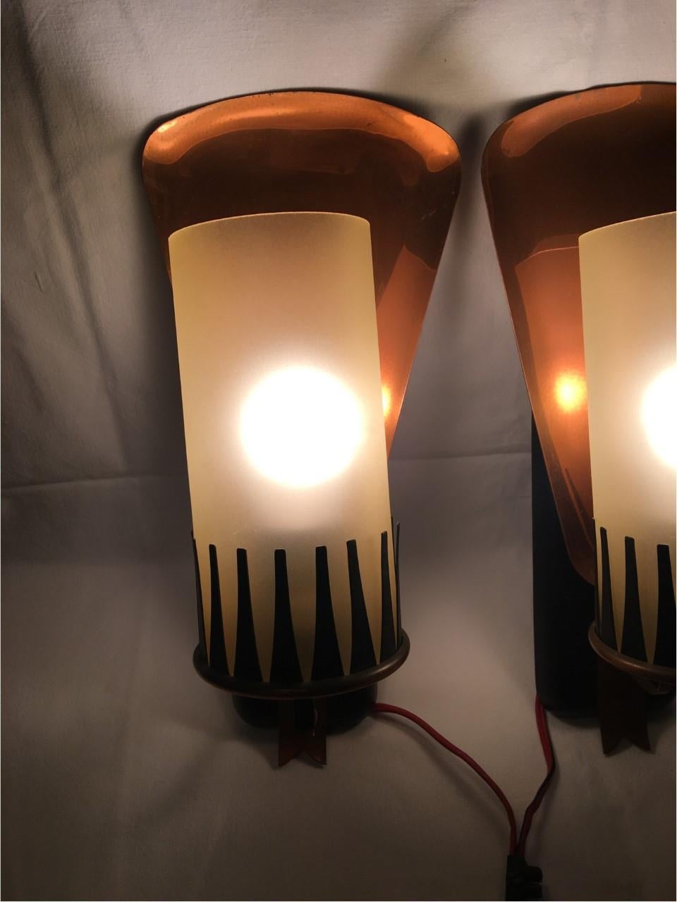 Pair of Brass Glass 1950s Sconces in Style of Gio Ponti (Mitte des 20. Jahrhunderts) im Angebot