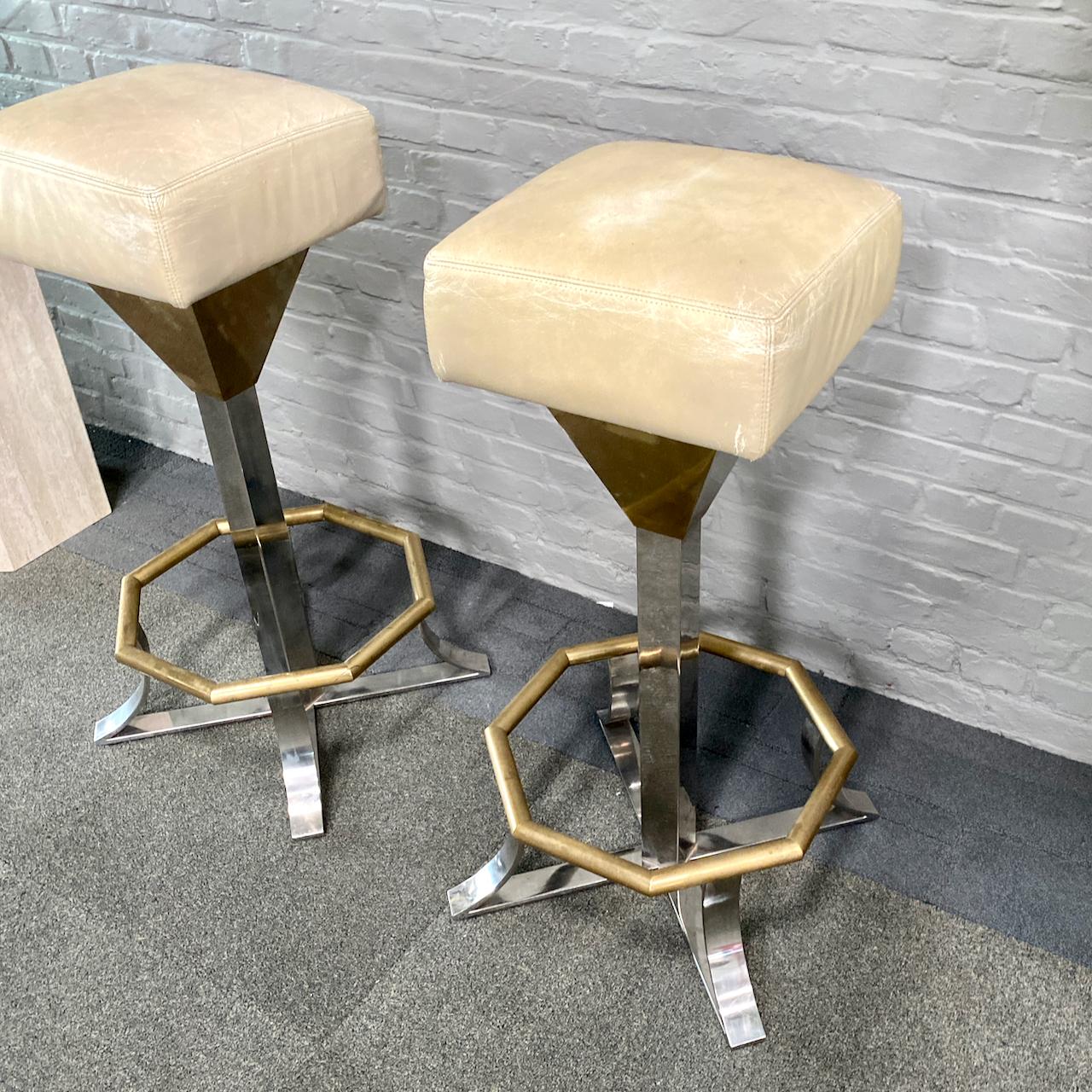 Late 20th Century Pair brass Hollywood Regency bar stools For Sale