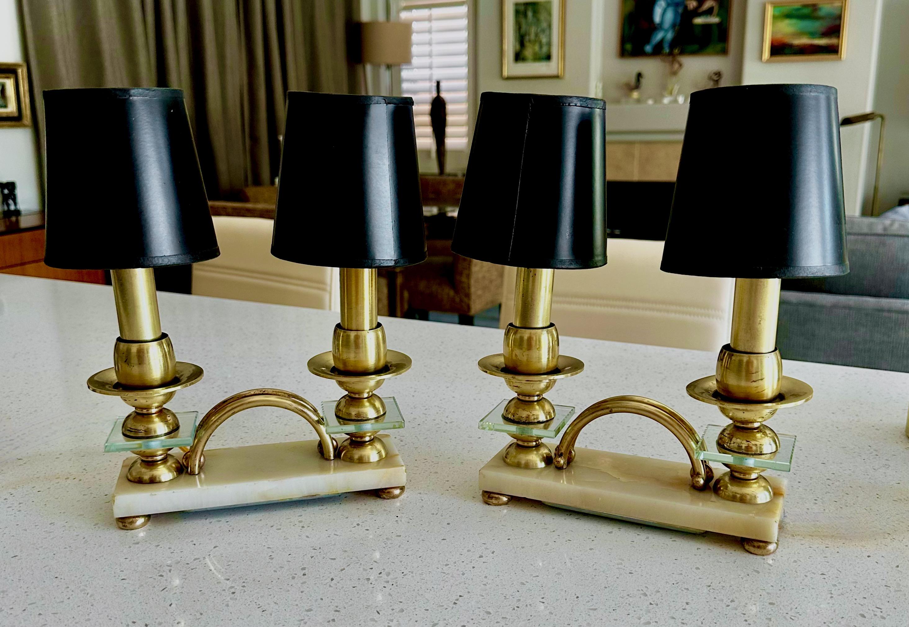 Paire de lampes de manteau ou de table de buffet à deux bras en laiton et en verre, reposant sur des bases en albâtre, de style italien Gio Ponti du milieu du siècle dernier. Comprend des abat-jour noirs à clipser. Chaque lampe utilise 2 ampoules de