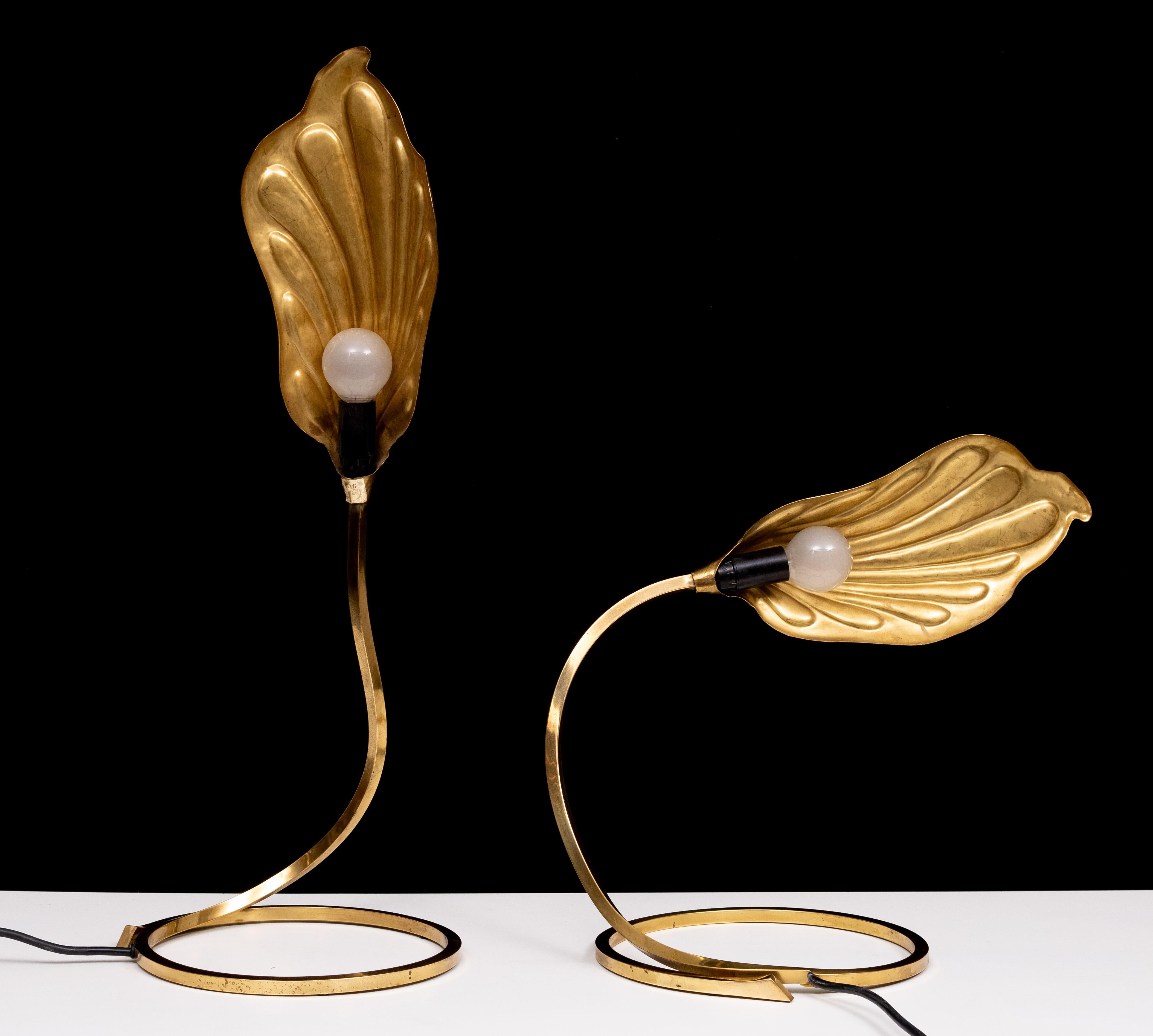 Paar Blatt-Tischlampen aus Messing, entworfen von Carlo Giorgi & Tommaso Barbi, 1970er Jahre (Ende des 20. Jahrhunderts) im Angebot
