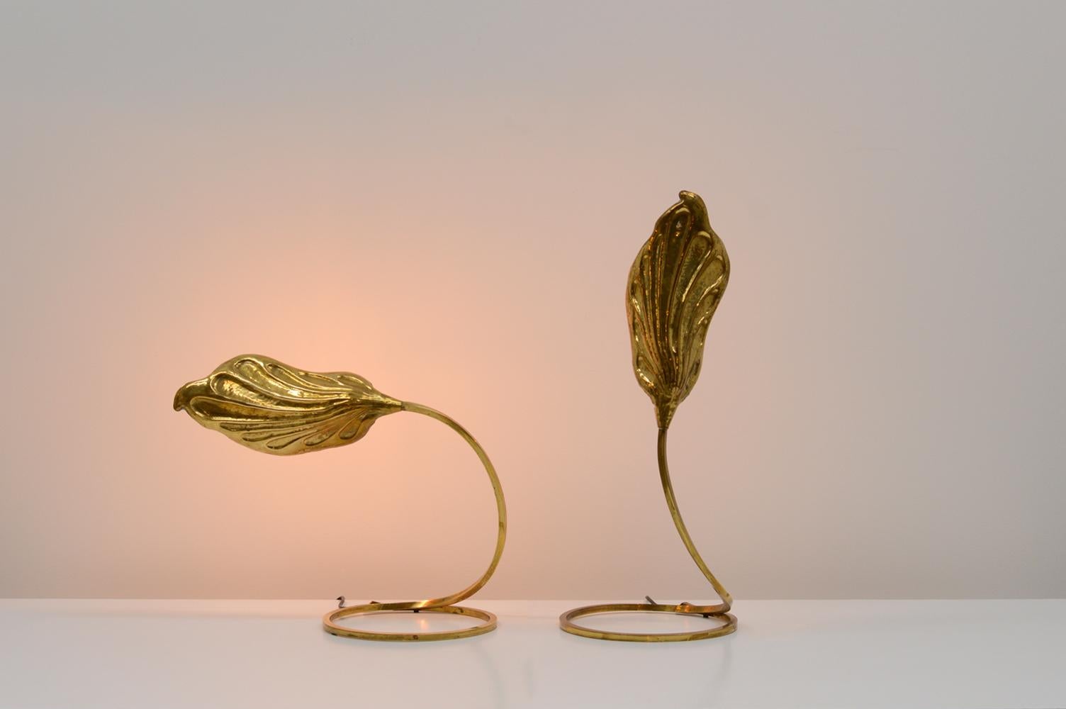 Set of 2 brass leaf tables lamps by Carlo Giorgi & Tommaso Barbi for Bottega Gadda, Italy 70s. 2 different versions of the table lamp. Both lamps are rewired. Original black bakelite E14 bulb holder. Nice patina and in good vintage condition.