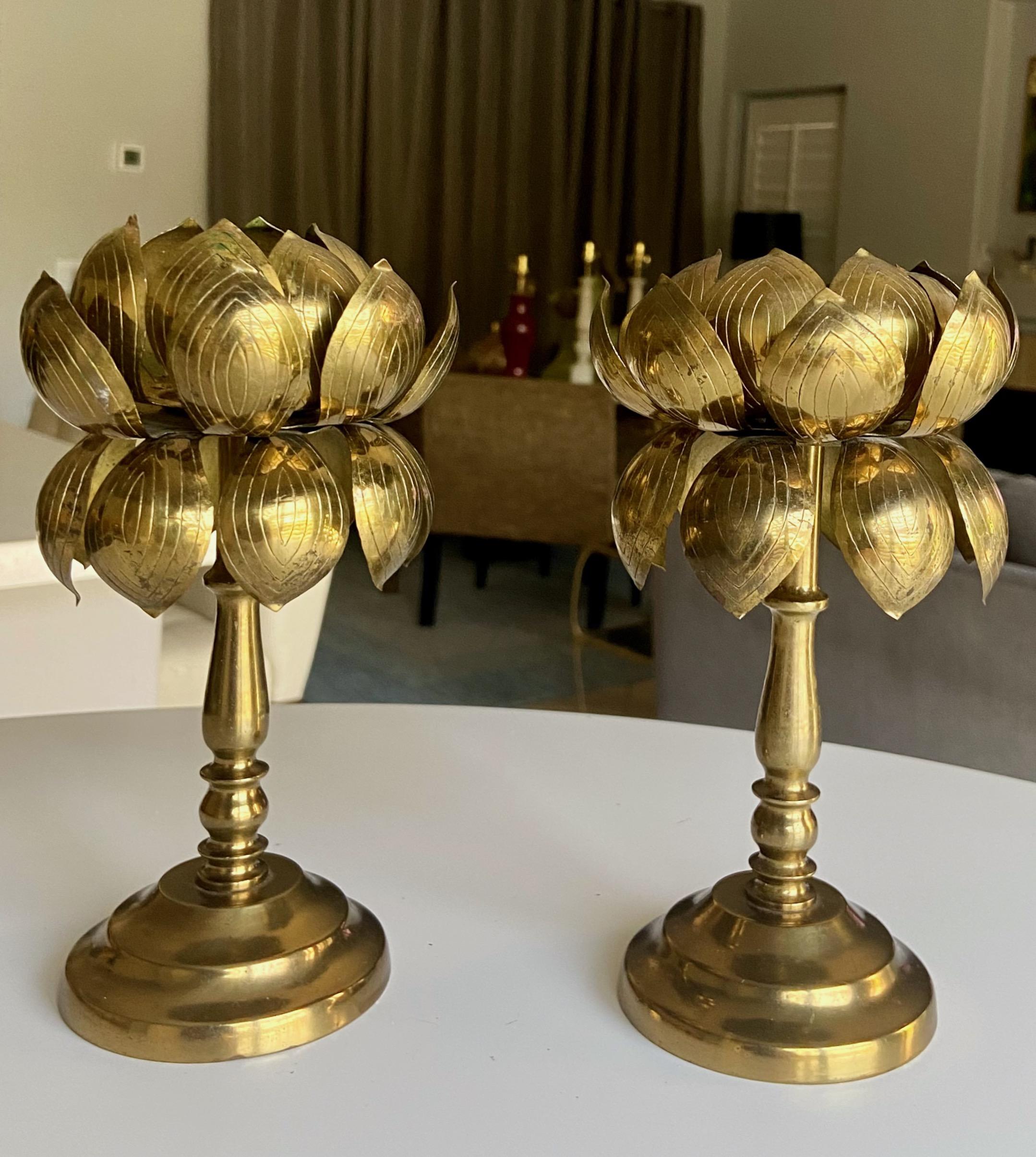 Paire de chandeliers ou bougeoirs en laiton en forme de fleur de lotus par Feldman Lighting Company. En très bon état, il a conservé sa finition d'origine en laiton doré.