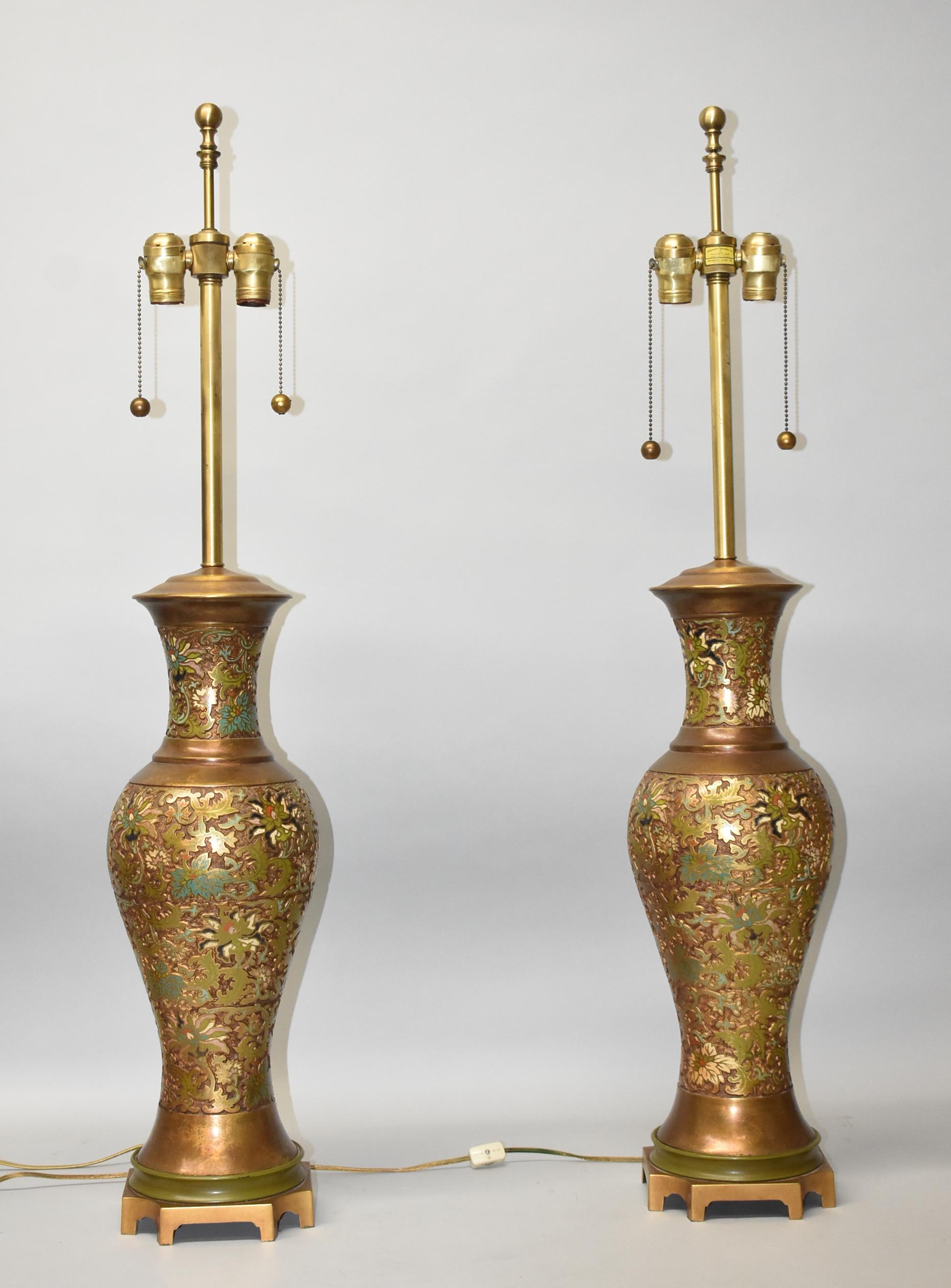Chinoiseries Paire de lampes de table Marbro en laiton émaillé champlevé à motifs floraux en vente