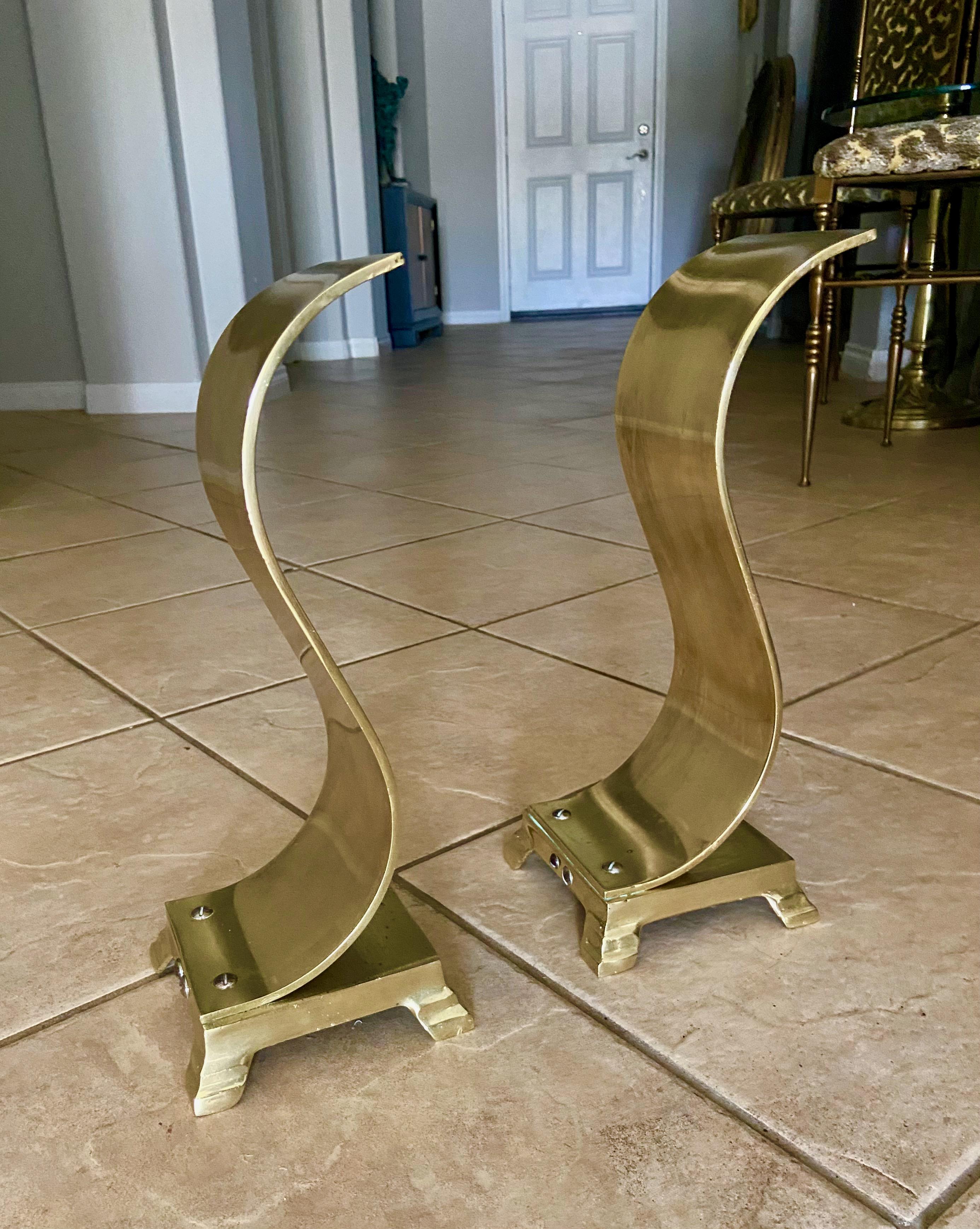 Pair Brass Modern Scroll Andirons In Good Condition For Sale In Palm Springs, CA