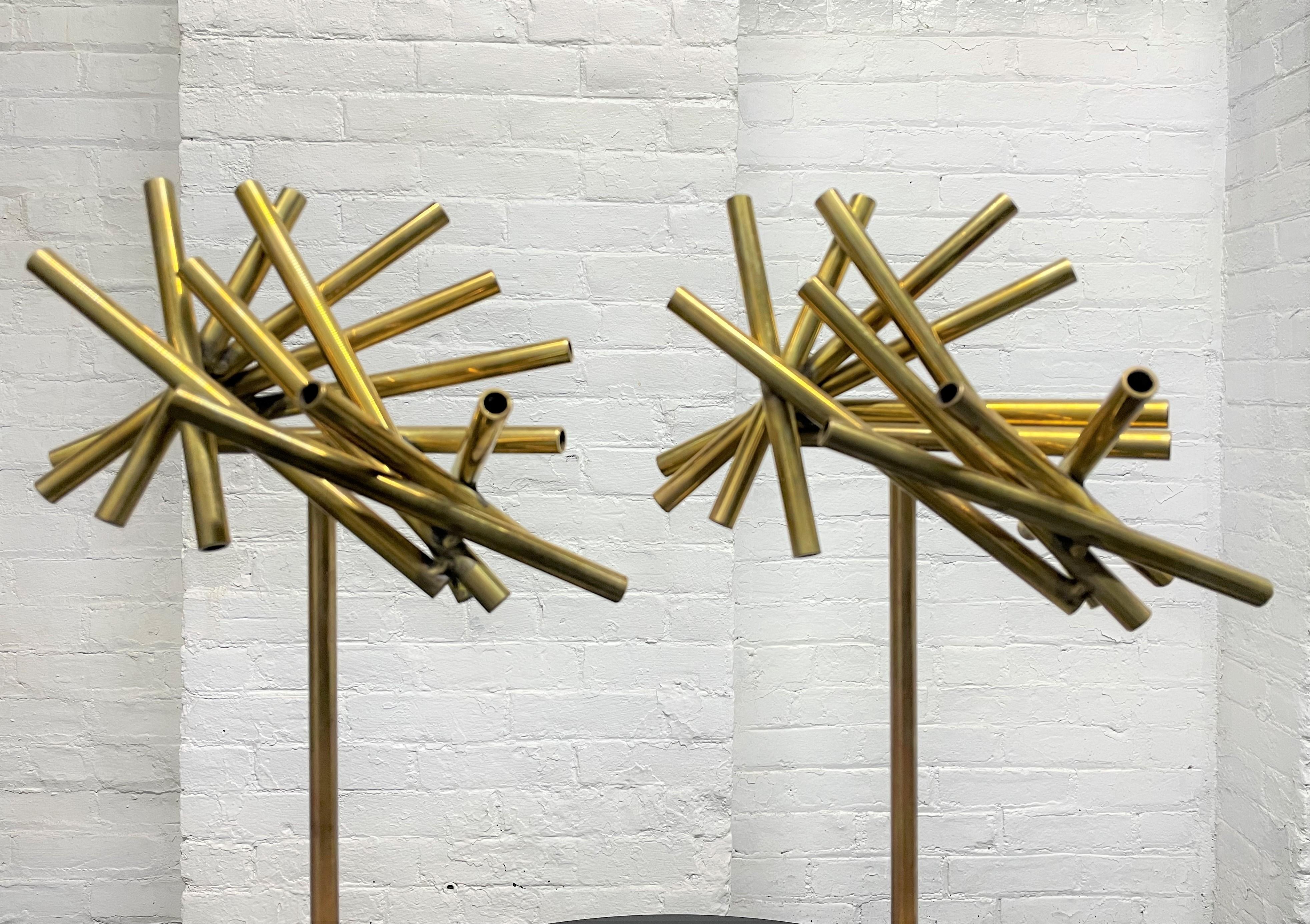 Moderno Coppia di sculture in ottone su basi in marmo in vendita
