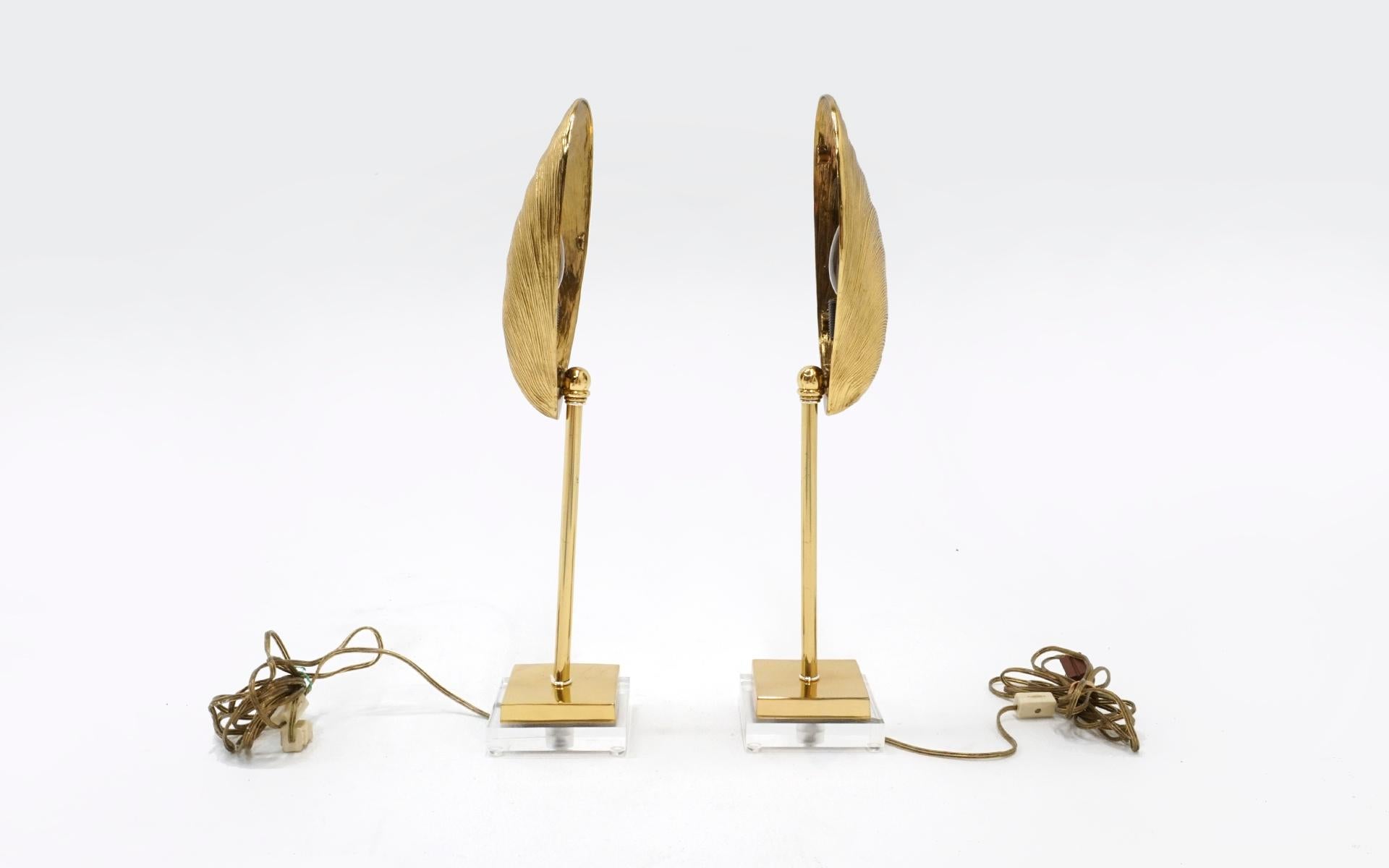 Brass Shell Table Lamps, France, Solid Brass, Lucite, Excellent Condition, Pair im Zustand „Gut“ in Kansas City, MO