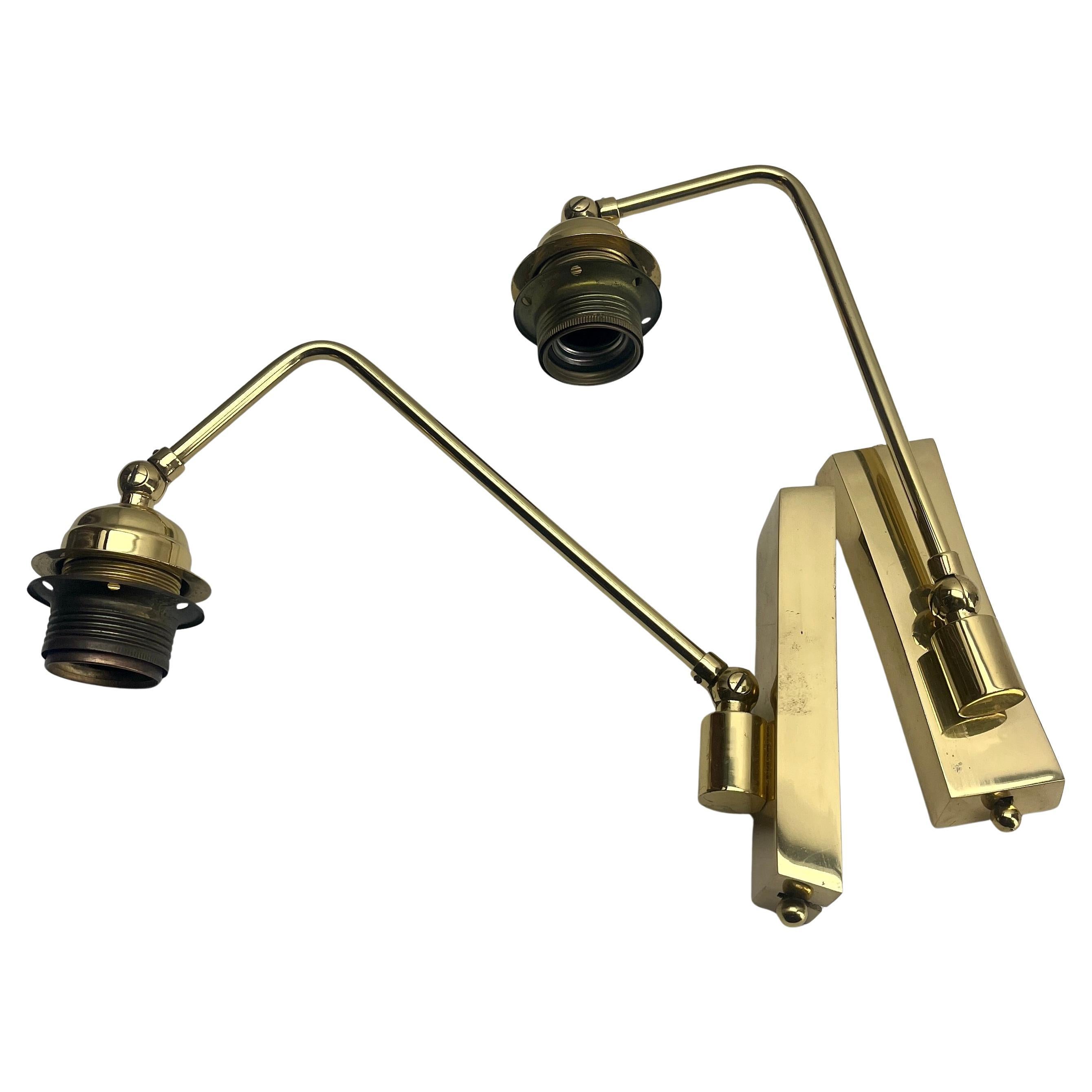 Coppia di supporti da parete regolabili in ottone massiccio con schermi opalini Midcentury in vendita 2