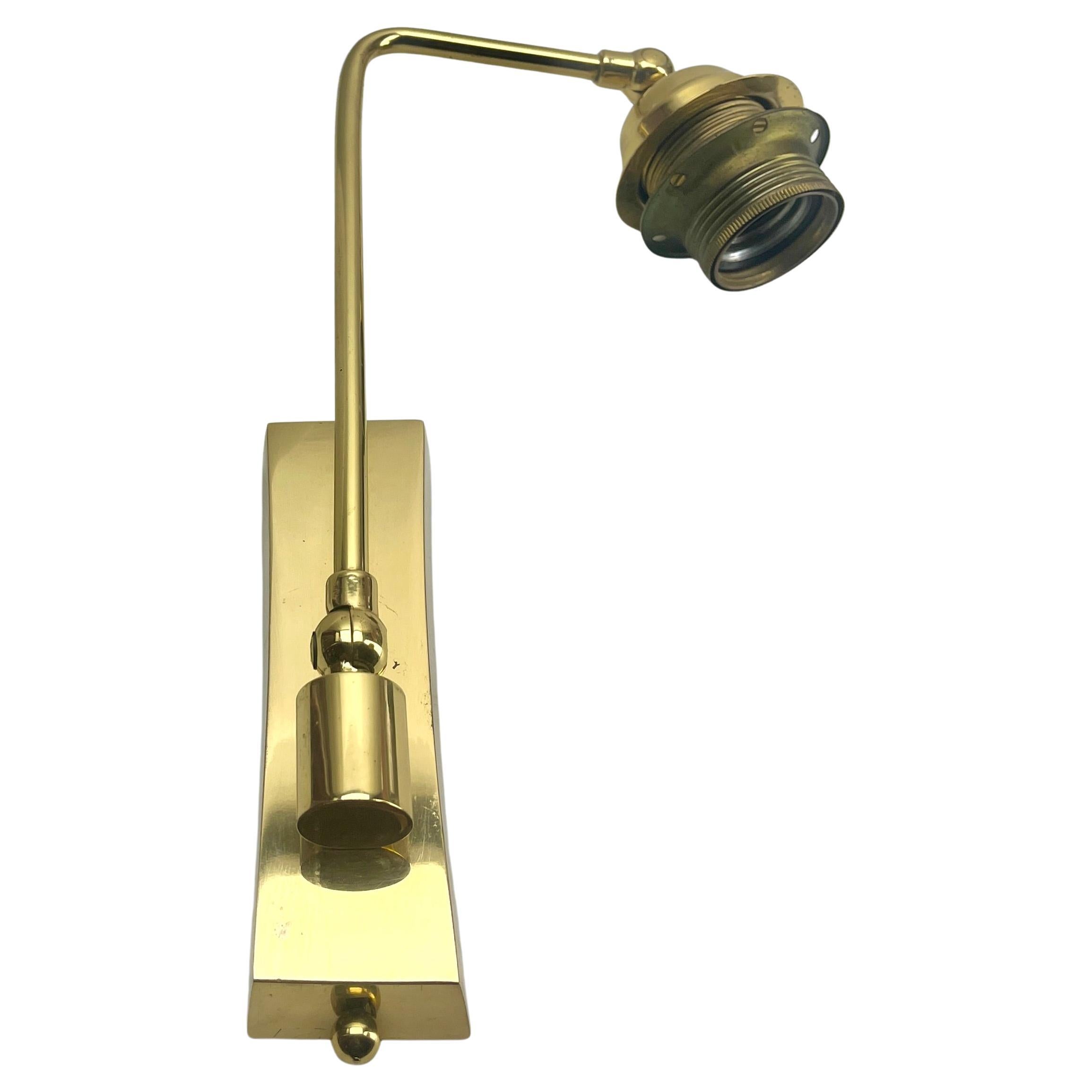 Coppia di supporti da parete regolabili in ottone massiccio con schermi opalini Midcentury in vendita 3