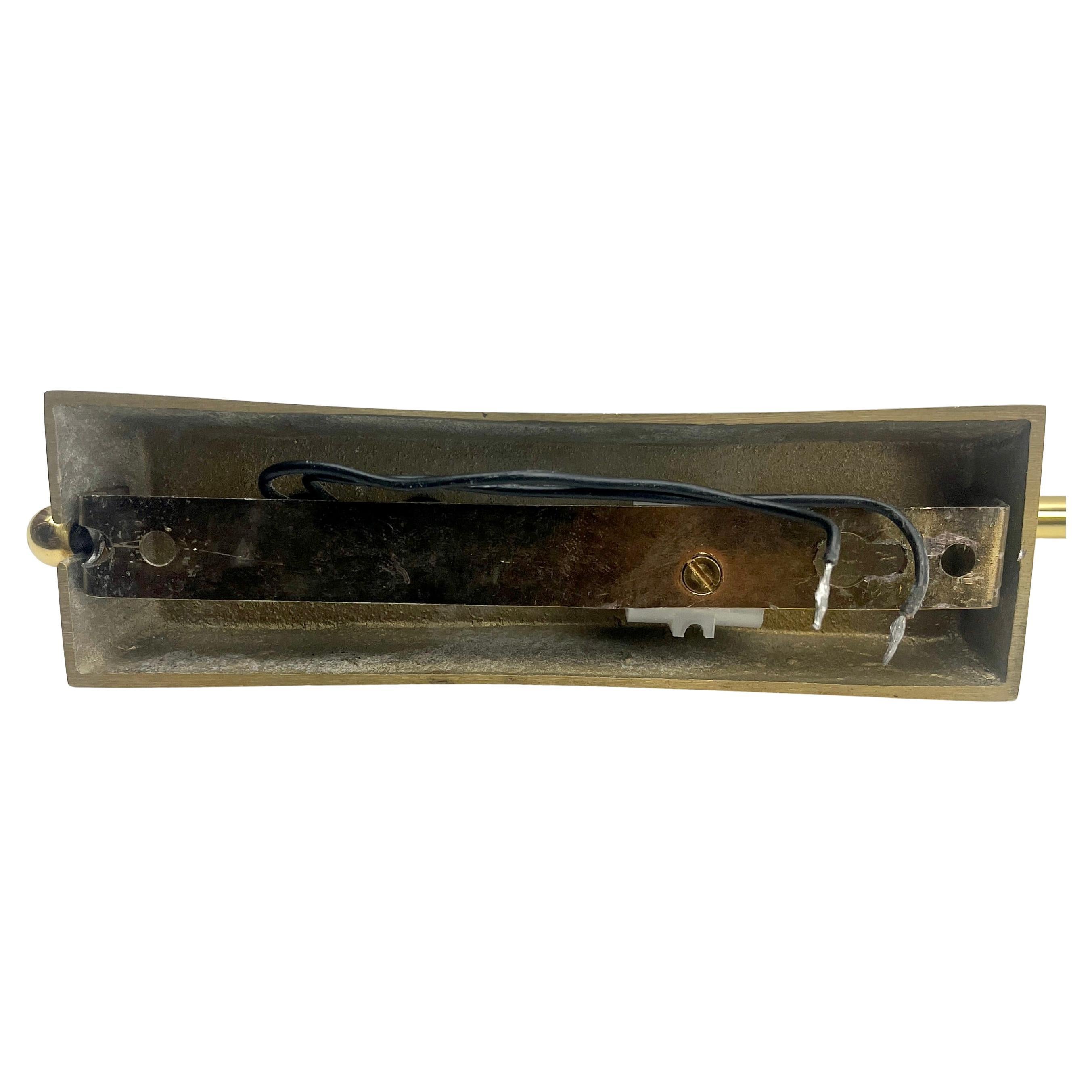 Coppia di supporti da parete regolabili in ottone massiccio con schermi opalini Midcentury in vendita 6
