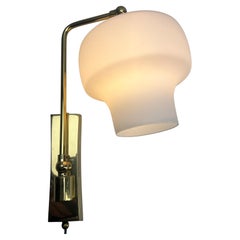 Paar Messing solide verstellbare Wandhalterungen mit Opalin Schades Midcentury