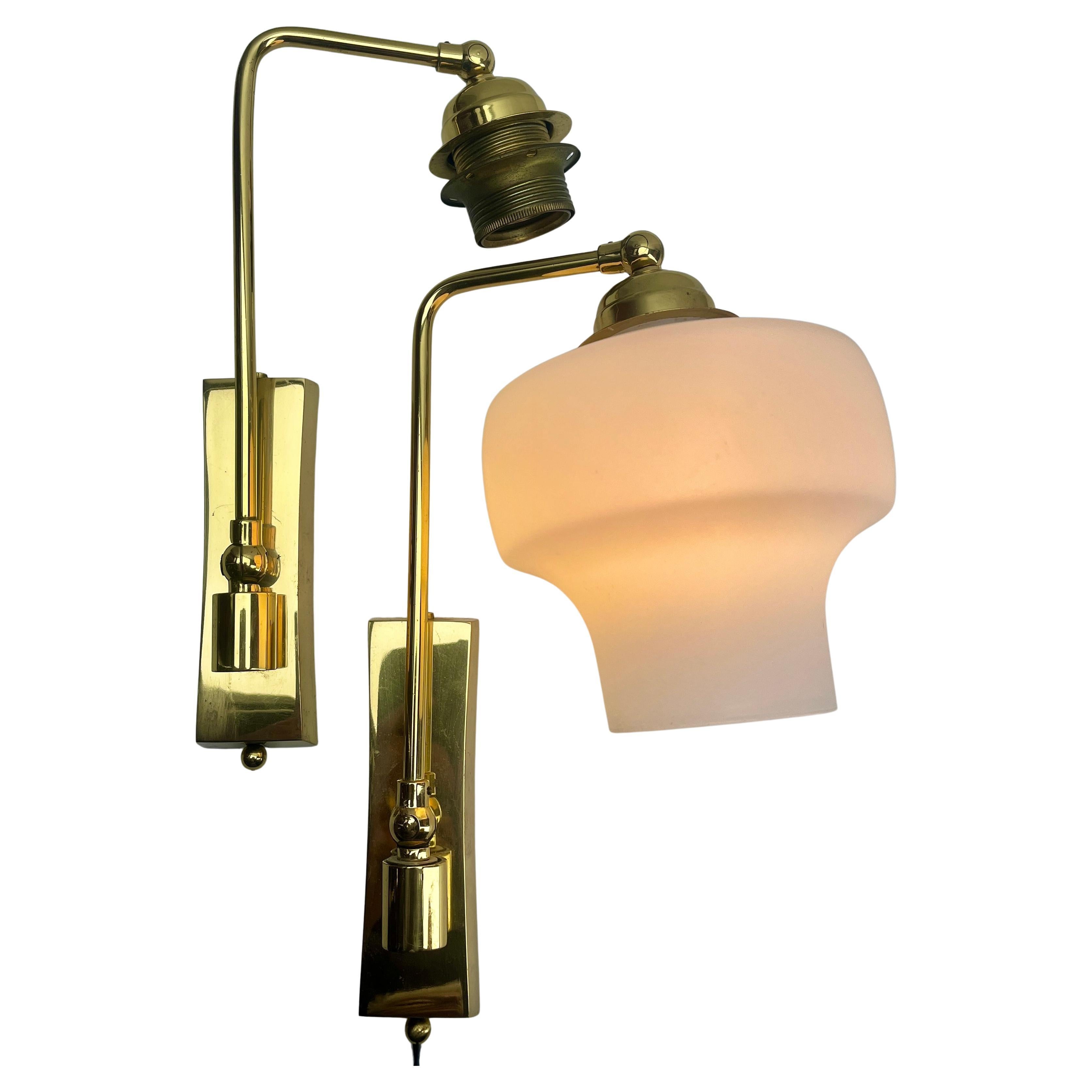 Belga Coppia di supporti da parete regolabili in ottone massiccio con schermi opalini Midcentury in vendita