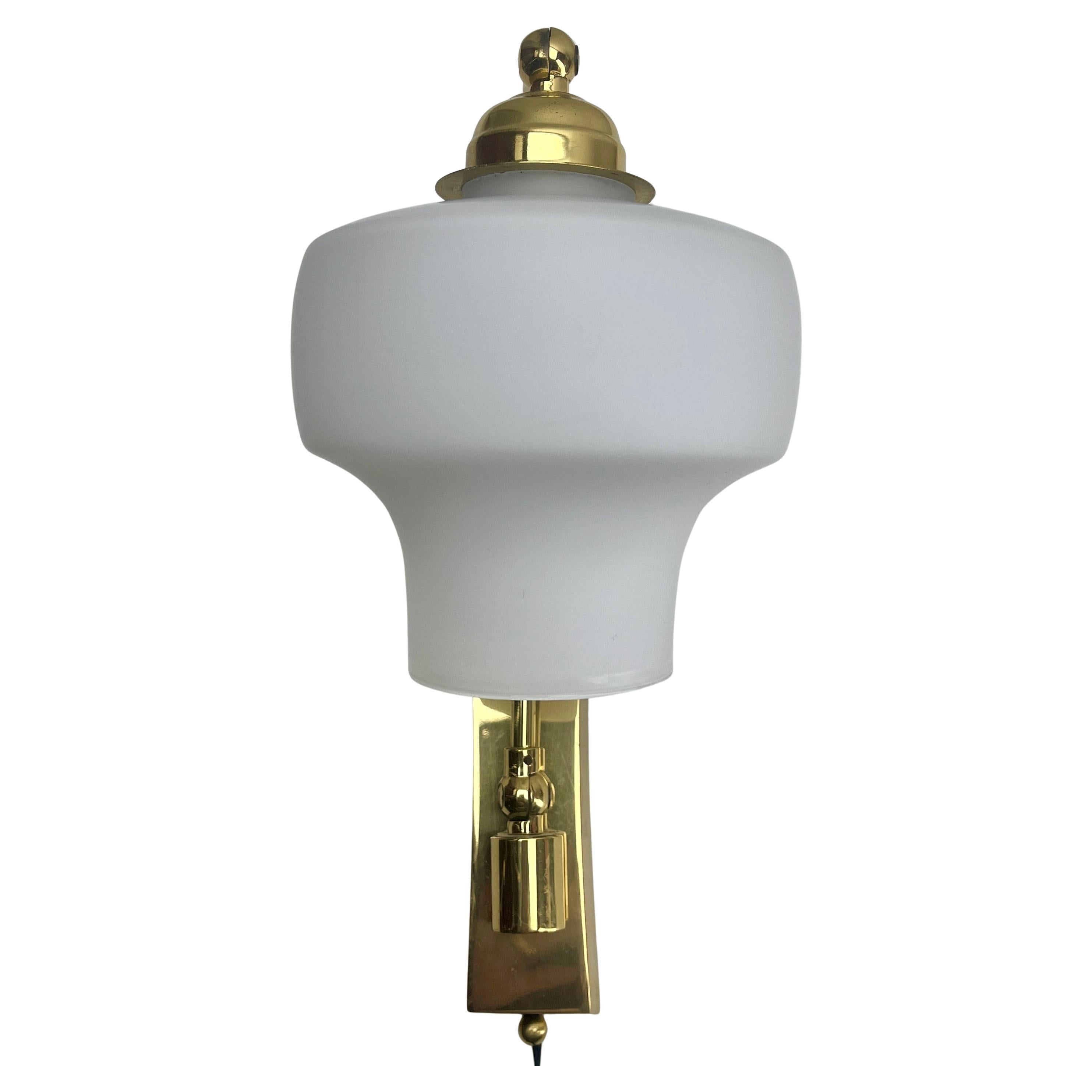Coppia di supporti da parete regolabili in ottone massiccio con schermi opalini Midcentury In condizioni buone in vendita a Verviers, BE