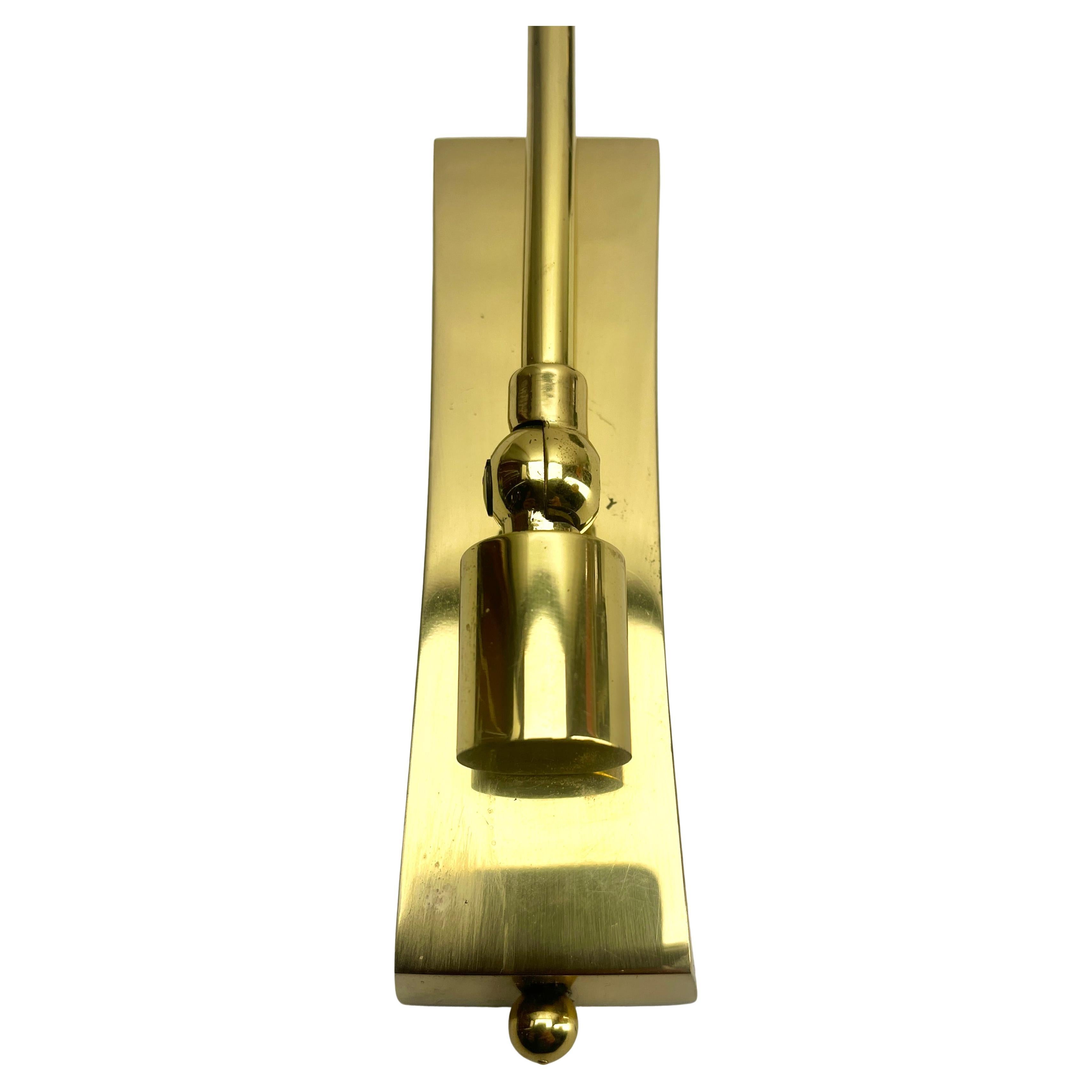 XX secolo Coppia di supporti da parete regolabili in ottone massiccio con schermi opalini Midcentury in vendita