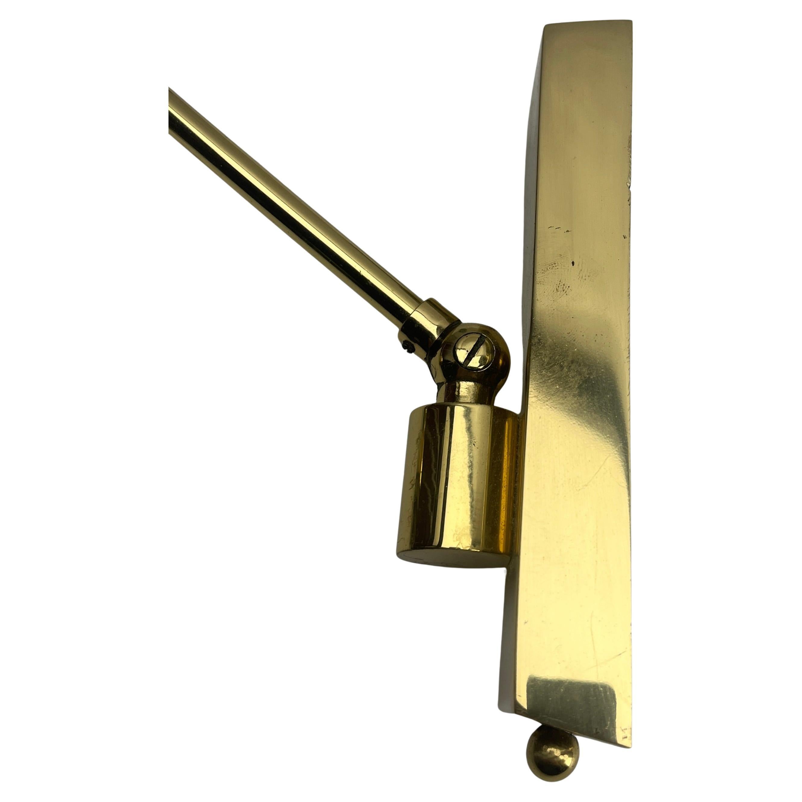 Ottone Coppia di supporti da parete regolabili in ottone massiccio con schermi opalini Midcentury in vendita
