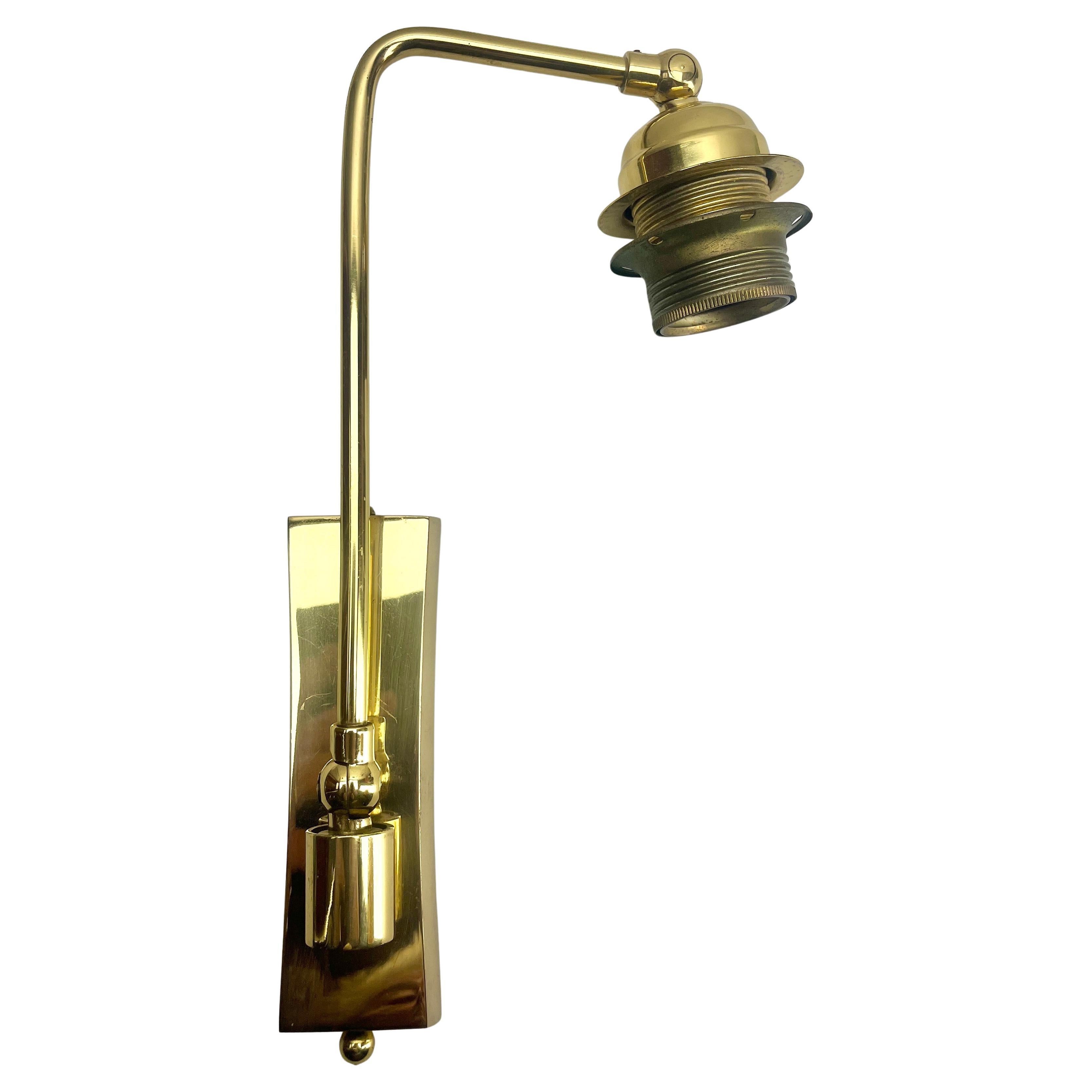 Coppia di supporti da parete regolabili in ottone massiccio con schermi opalini Midcentury in vendita 1