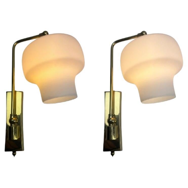 Coppia di supporti da parete regolabili in ottone massiccio con schermi opalini Midcentury in vendita