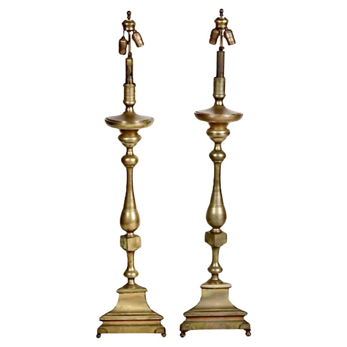 Paire de lampadaires de style espagnol en bronze en vente