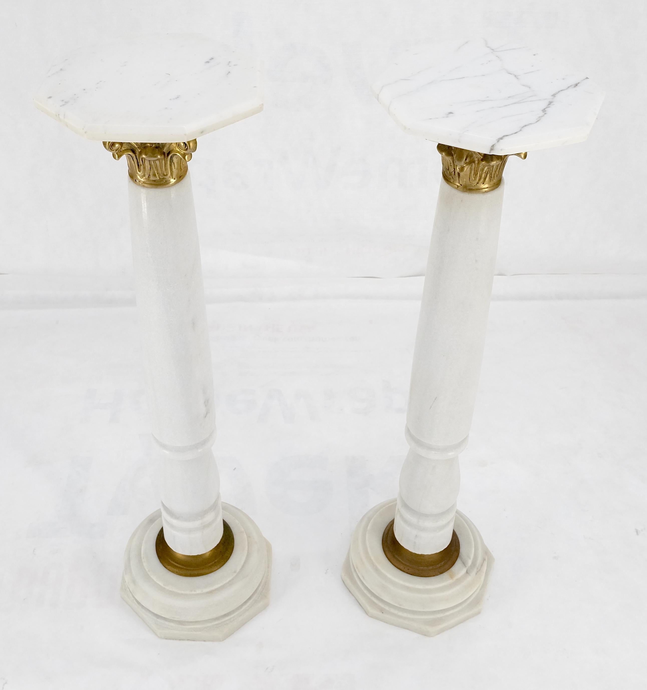 Mid-Century moderno Coppia Basi in ottone e marmo bianco tornito Piani ottagonali Colonne Piedistalli MINT! in vendita