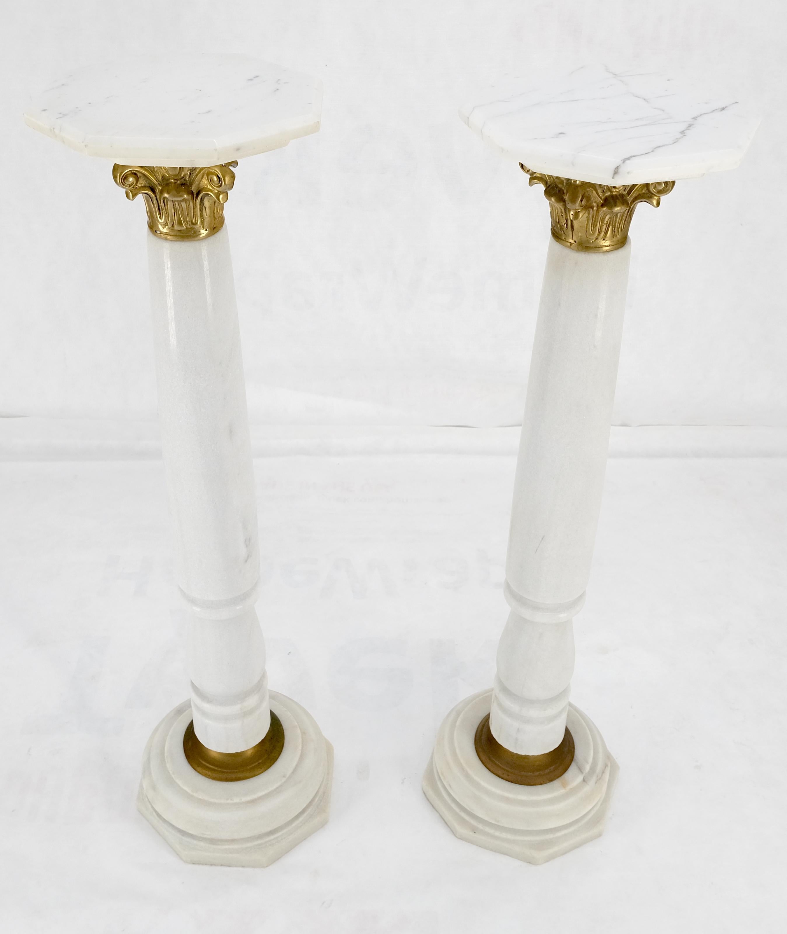 Lucidato Coppia Basi in ottone e marmo bianco tornito Piani ottagonali Colonne Piedistalli MINT! in vendita
