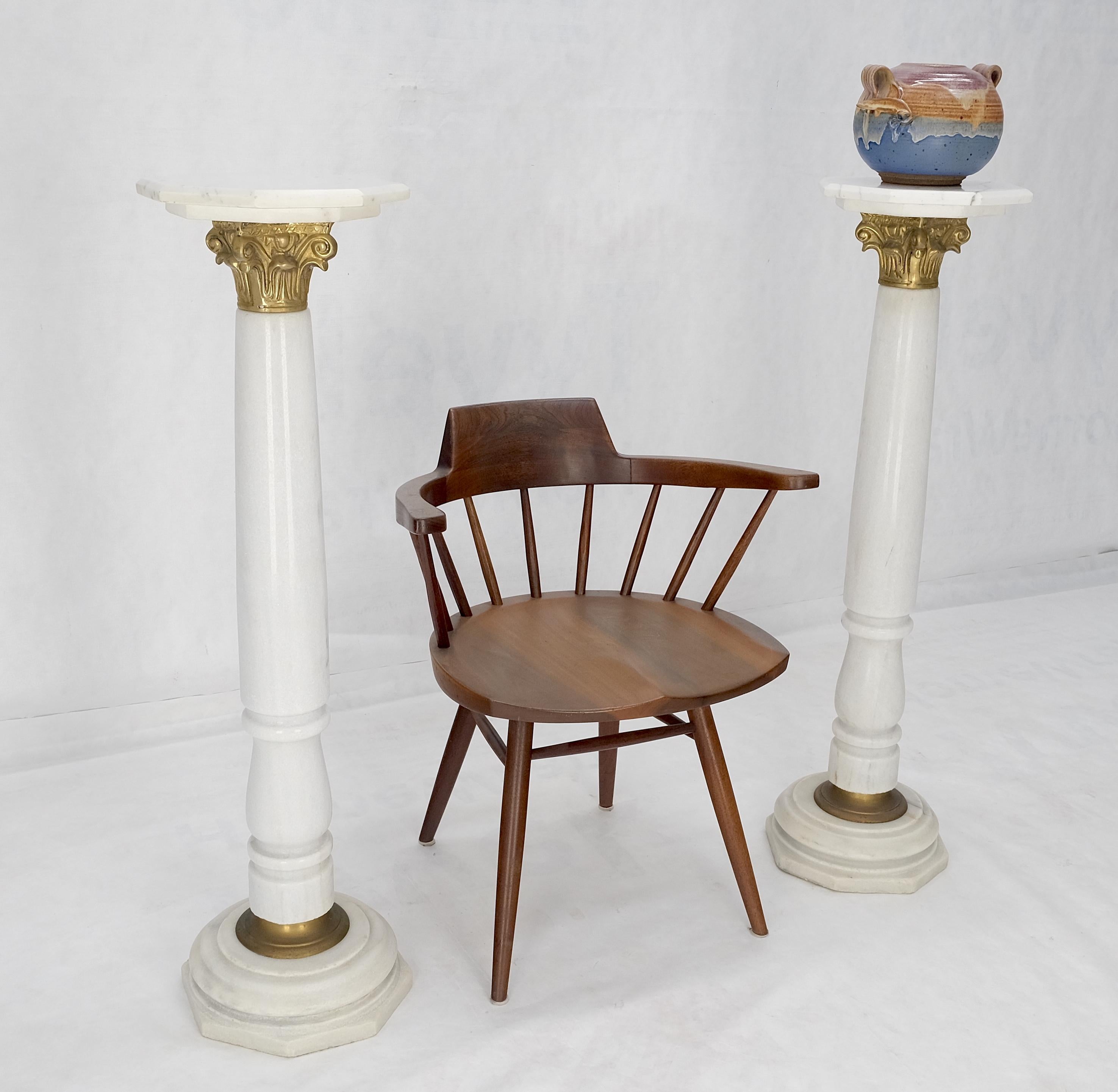 XX secolo Coppia Basi in ottone e marmo bianco tornito Piani ottagonali Colonne Piedistalli MINT! in vendita