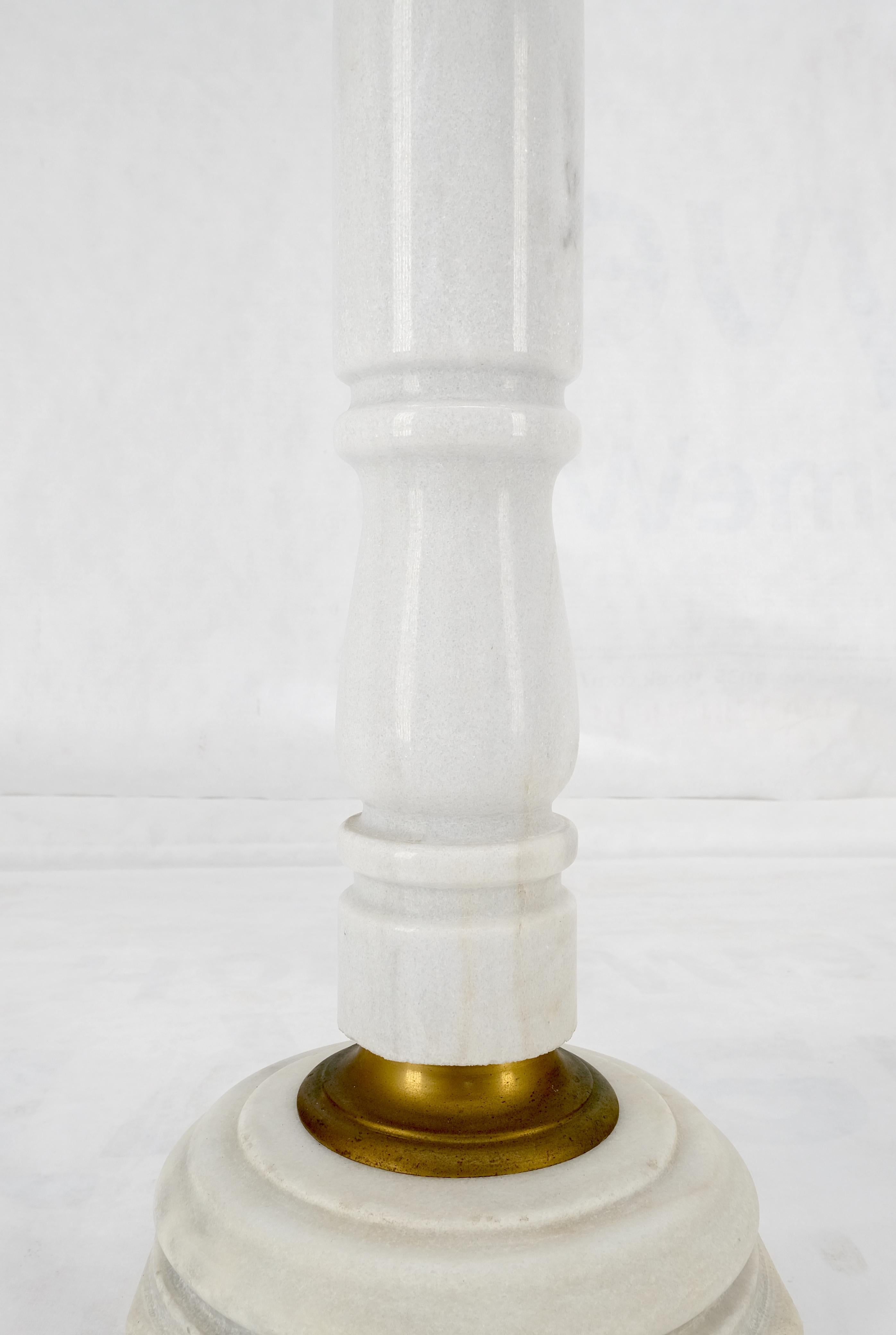 Marmo Coppia Basi in ottone e marmo bianco tornito Piani ottagonali Colonne Piedistalli MINT! in vendita