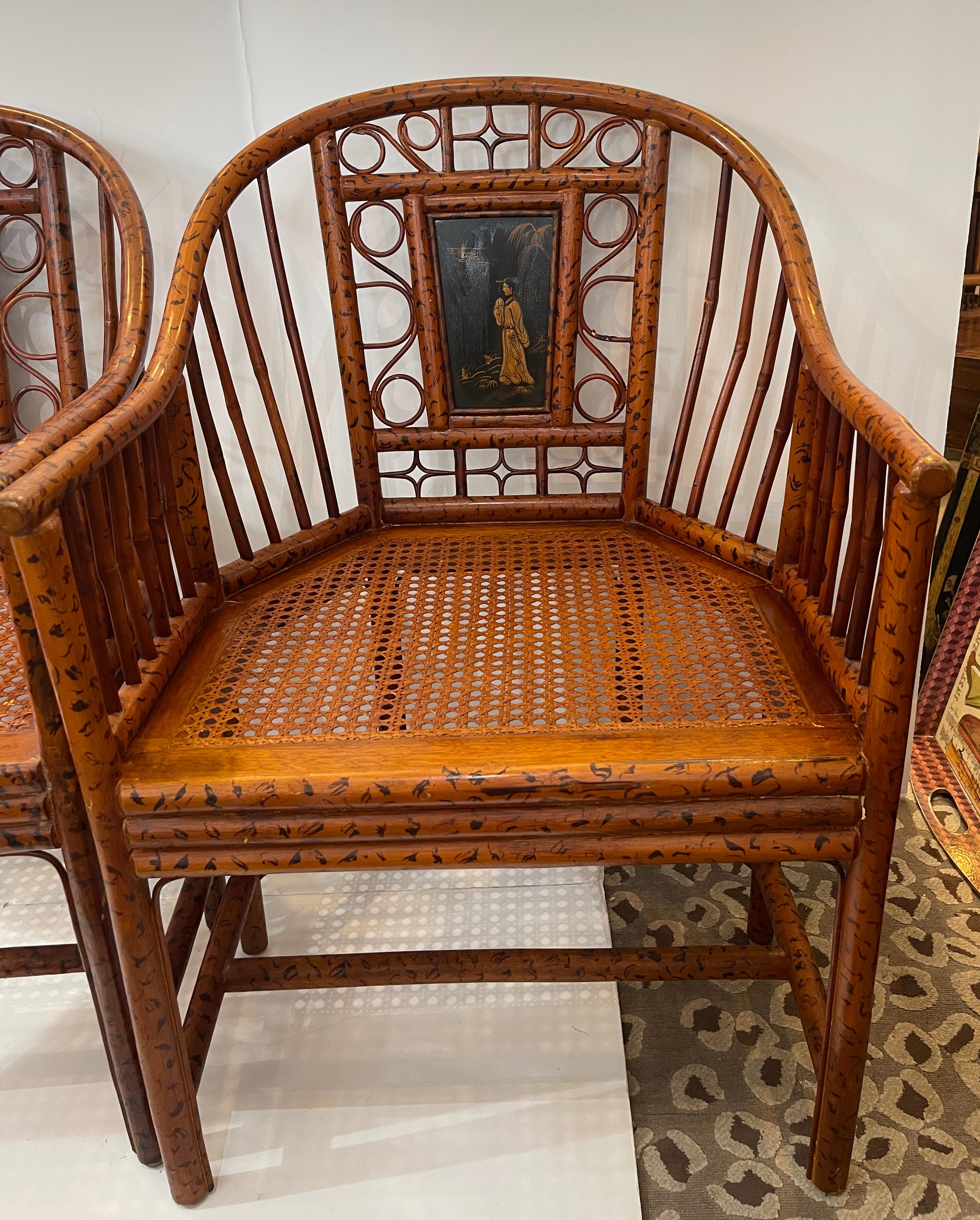 Sólo en esto Pareja de sillones abiertos de bambú de finales del siglo XX, del gusto de Brighton Pavilion, cada uno con un panel figurativo insertado lacado en negro y dorado.
Los asientos son de caña, en muy buen estado.
Muy buen estado, acorde con
