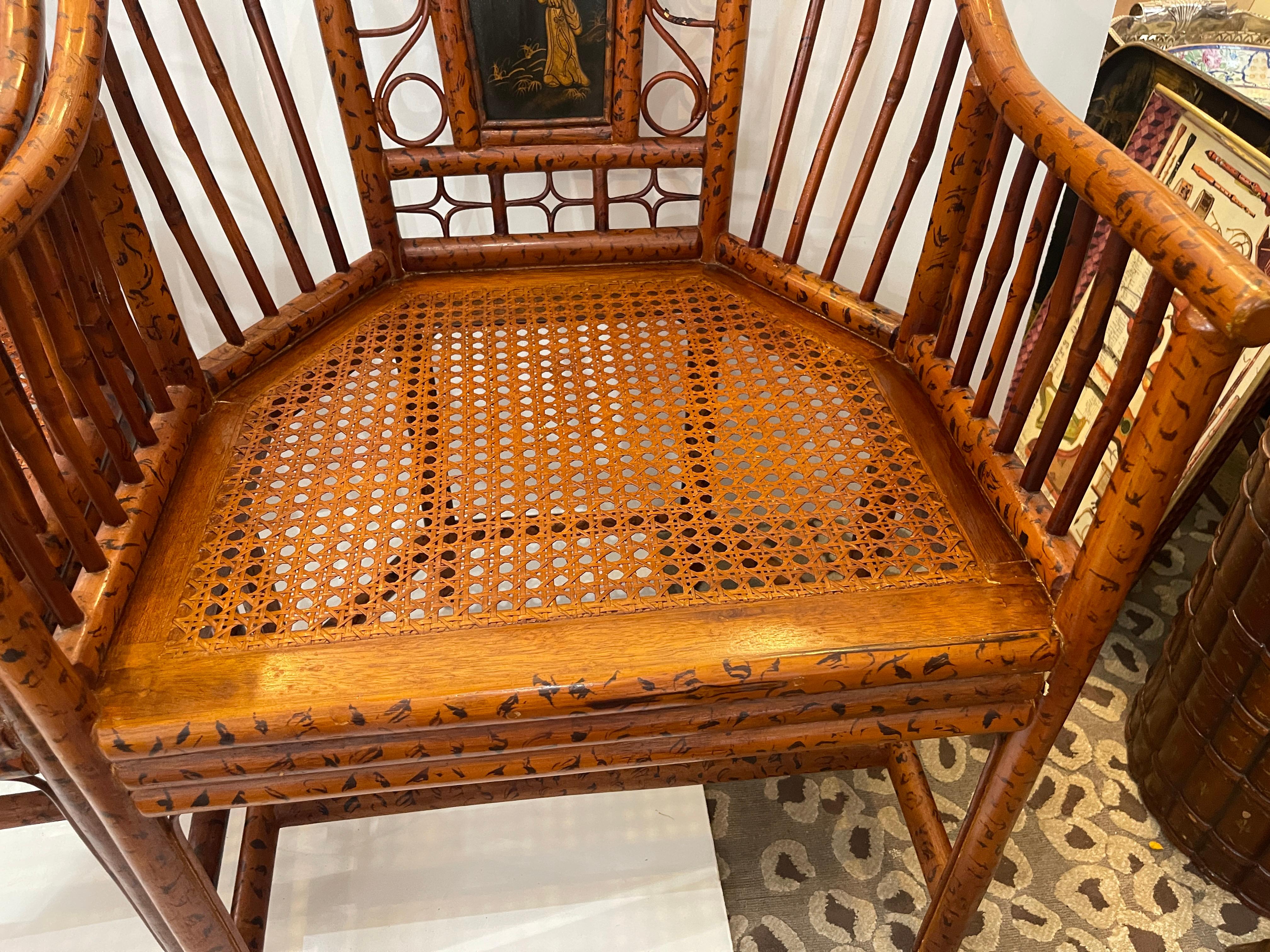Pareja Brighton Estilo Pavillon  Sillas de caña y bambú quemado Principios del siglo XX Hecho a mano en venta