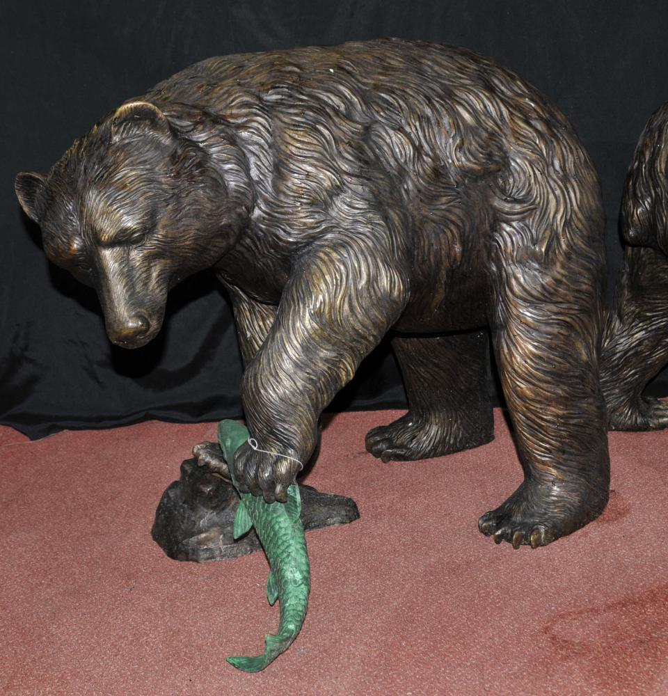 Paire Bronze Ours Grizzly Américain Fontaines Statues Saumon Bon état - En vente à Potters Bar, GB