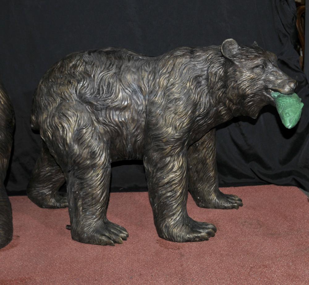 Paire Bronze Ours Grizzly Américain Fontaines Statues Saumon en vente 1