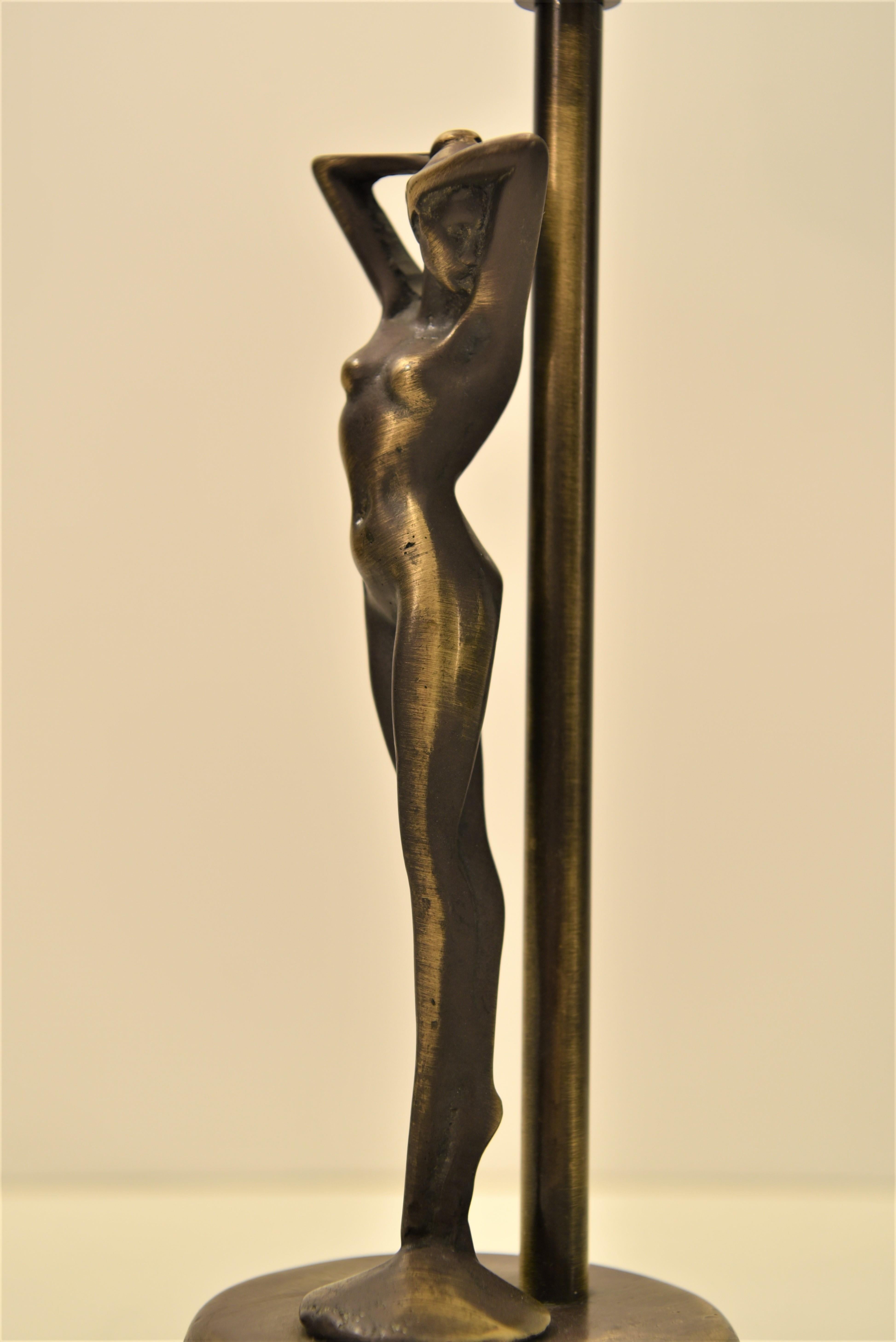 Coppia di lampade da tavolo in bronzo e vetro soffiato in stile Art Nouveau svedese di Lyktan Bankeryds Belysning AB, anni Ottanta.

Raffinata e rara coppia di lampade da tavolo classiche in bronzo, raffiguranti una donna nuda in una bella posa art