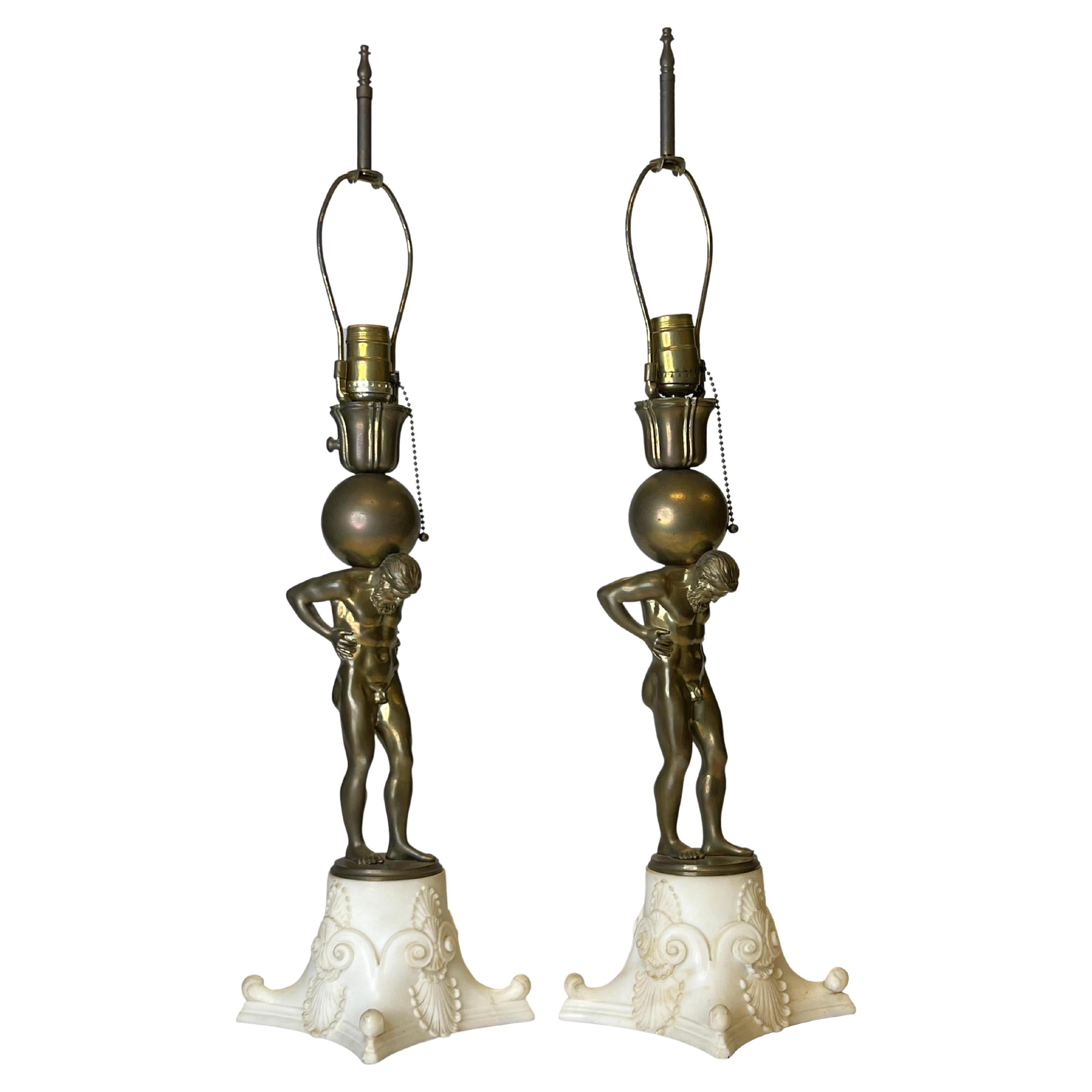 Paire de figures d'Atlas en bronze et marbre monté comme lampes de bureau