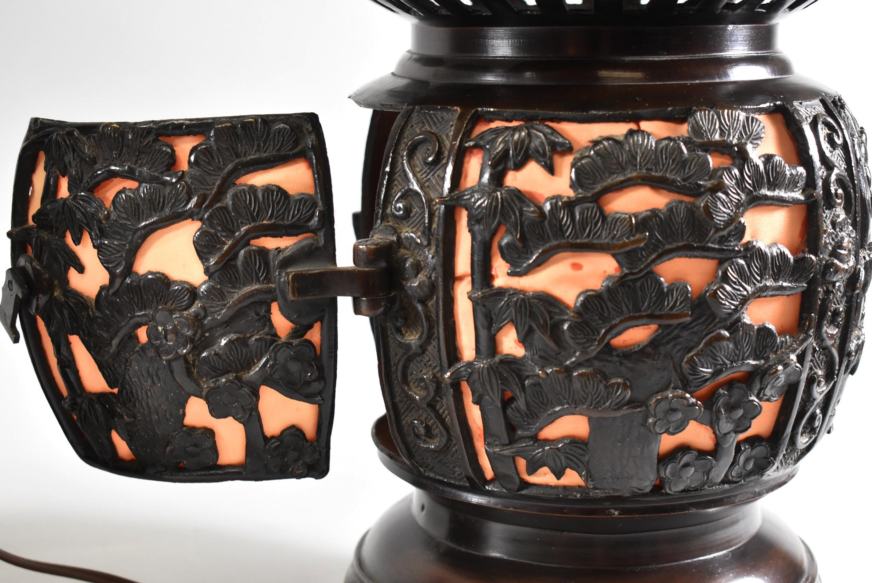 Paar netzförmige Laternen aus Bronze im asiatischen Stil im Angebot 1
