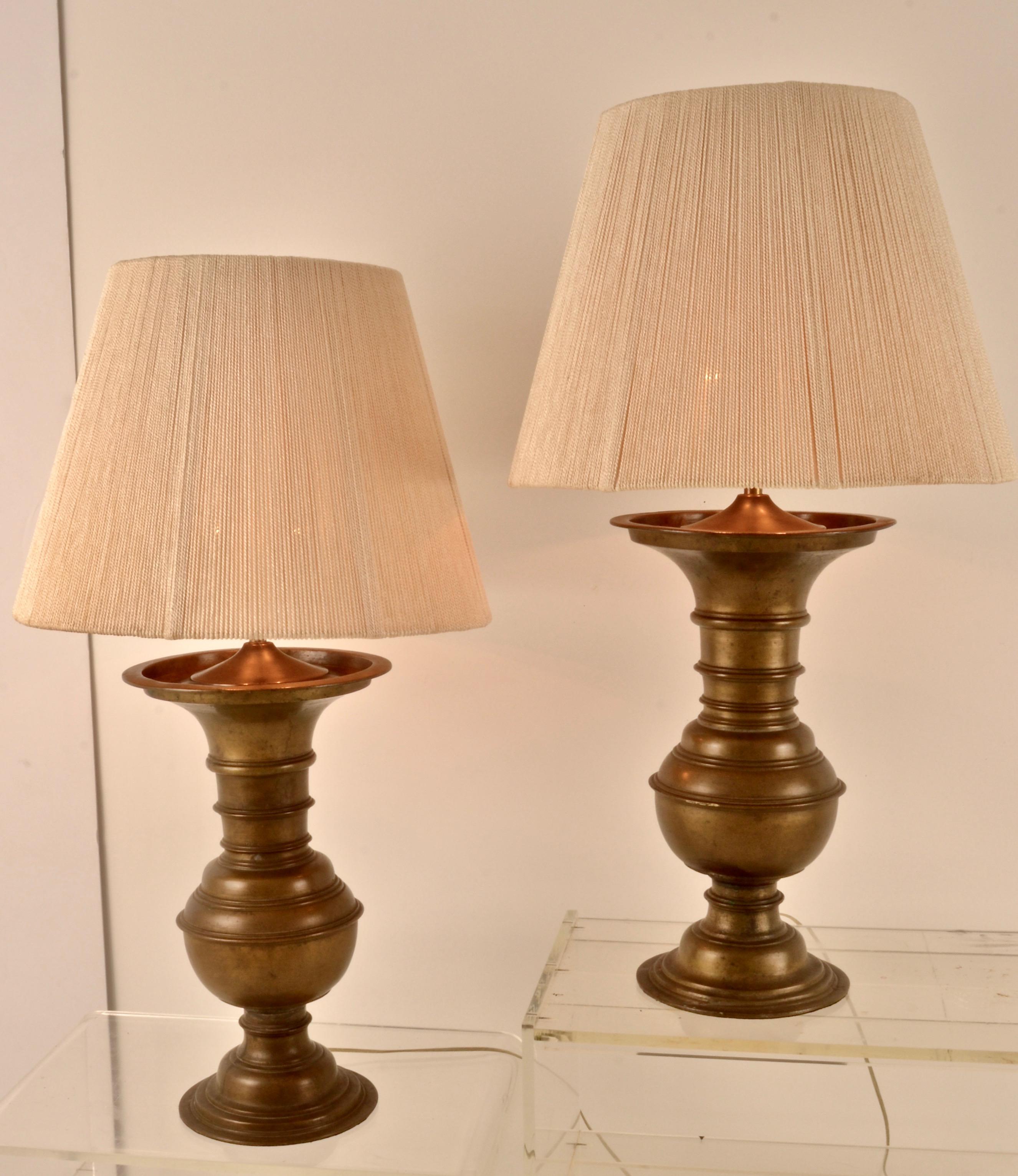 Campagne Paire de lampes à baldaquin en bronze, de grande taille en vente