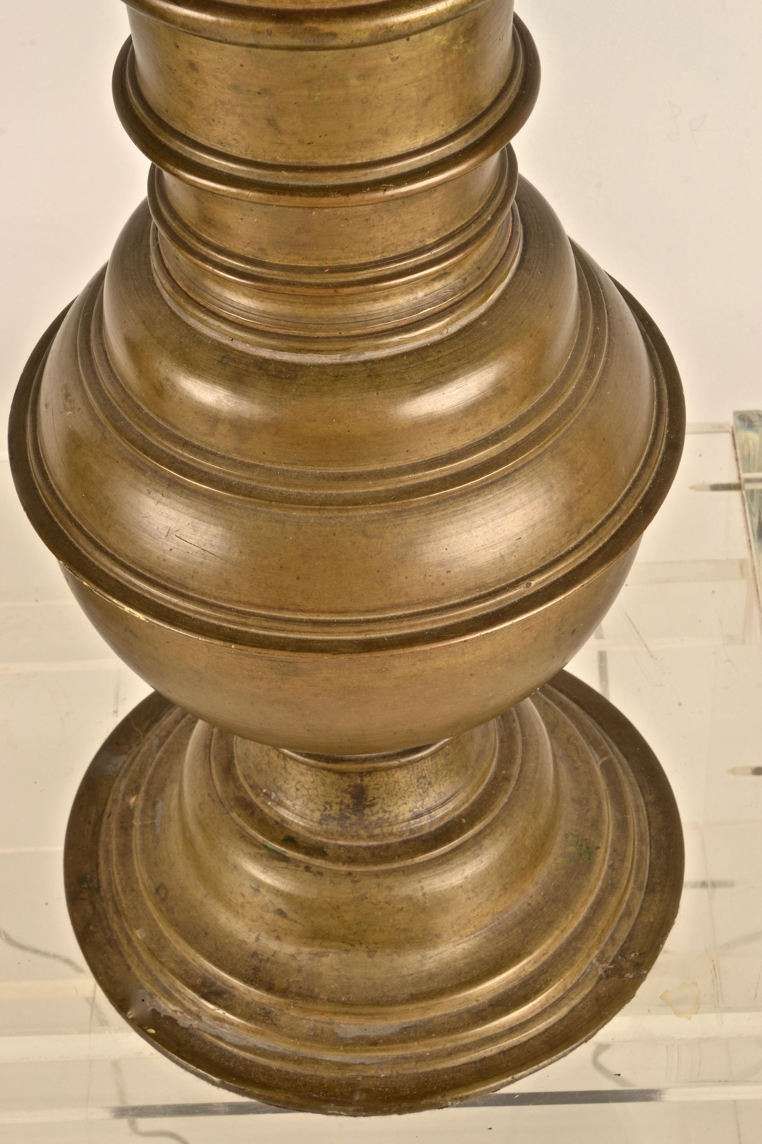 Bronze Paire de lampes à baldaquin en bronze, de grande taille en vente