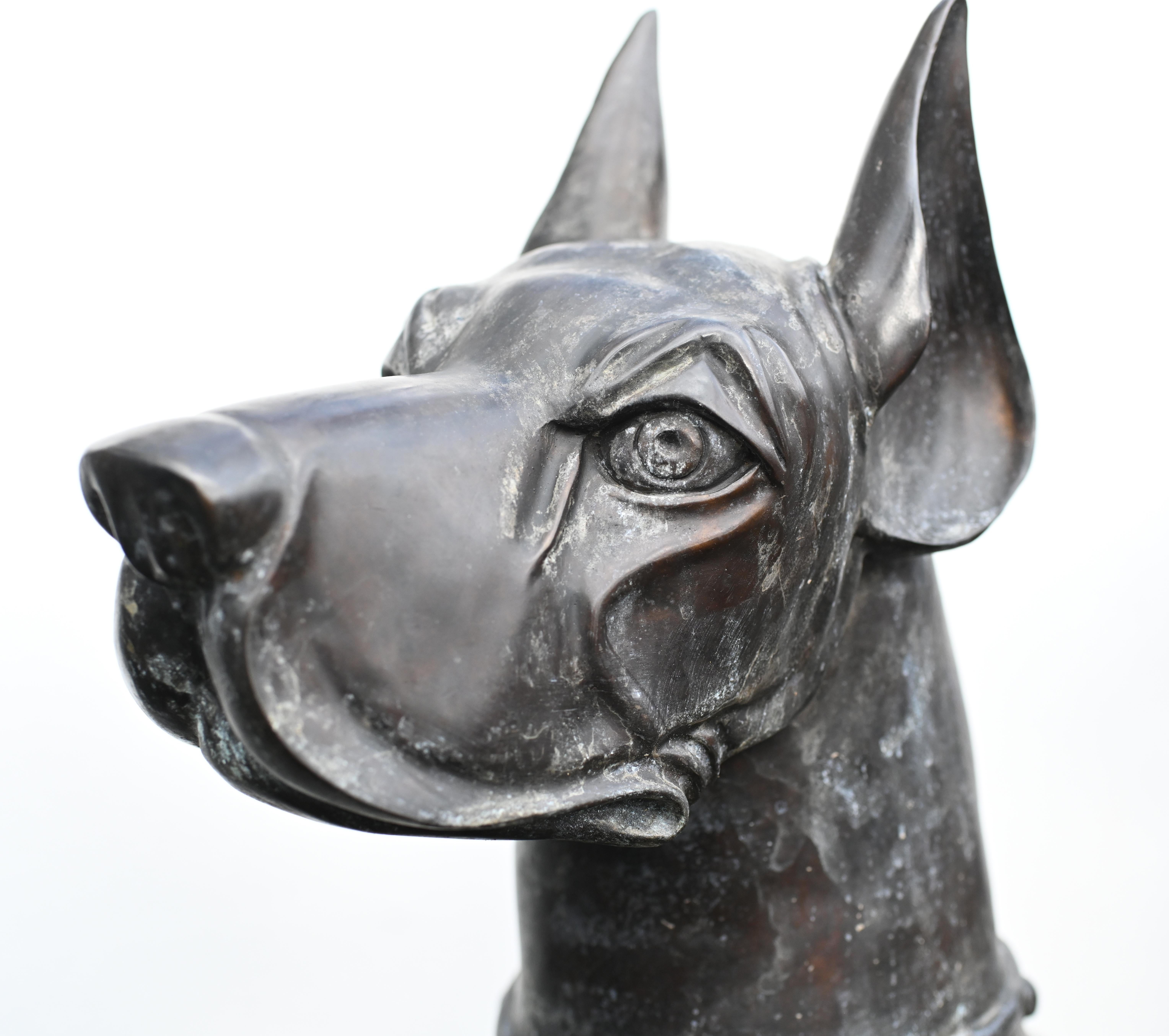 Paar Bronze Boxer Hunde Torwächter Garten Statuen (Ende des 20. Jahrhunderts) im Angebot