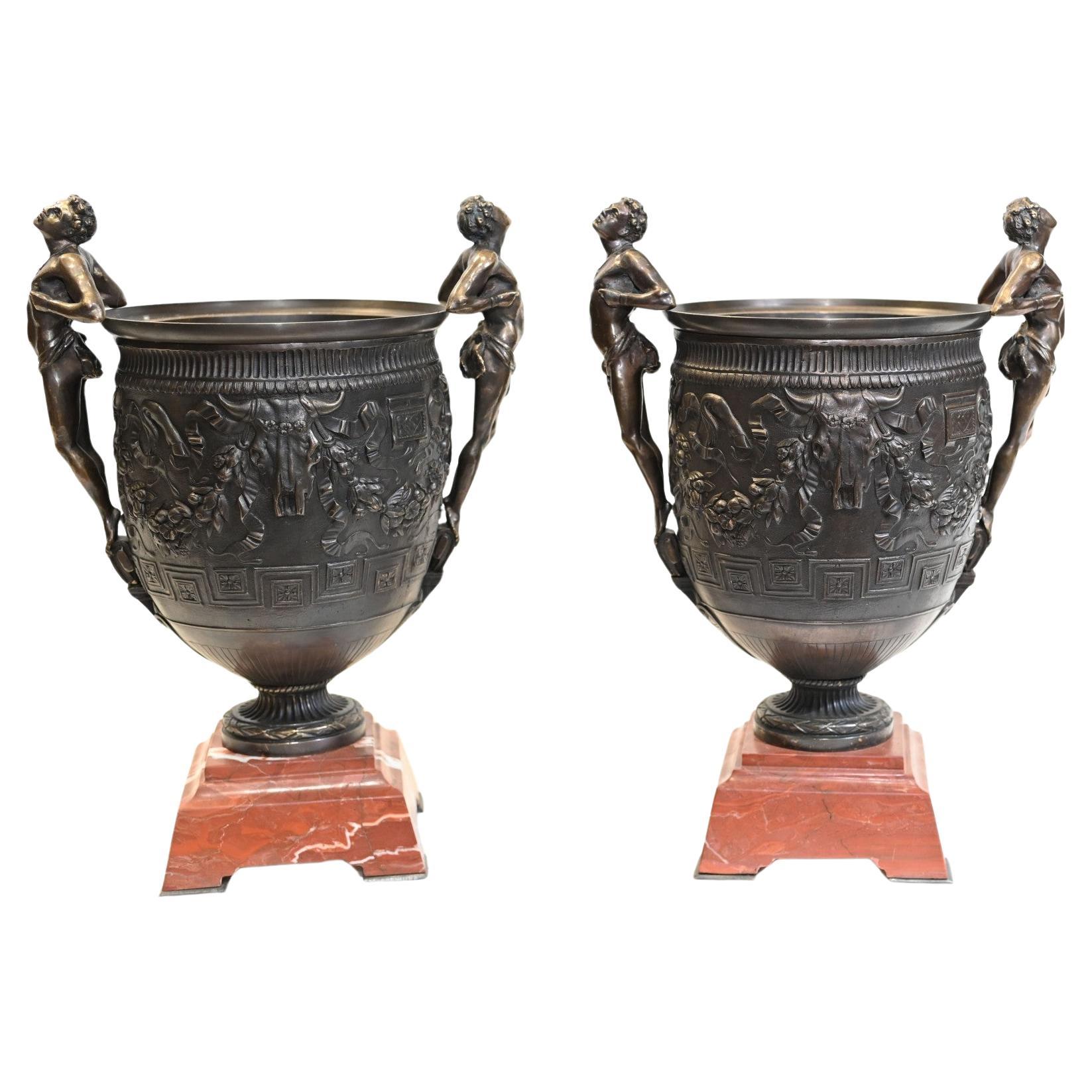 Paar Campana-Urnen aus Bronze Grand Tour, klassische Barebedienne, Barebedienne