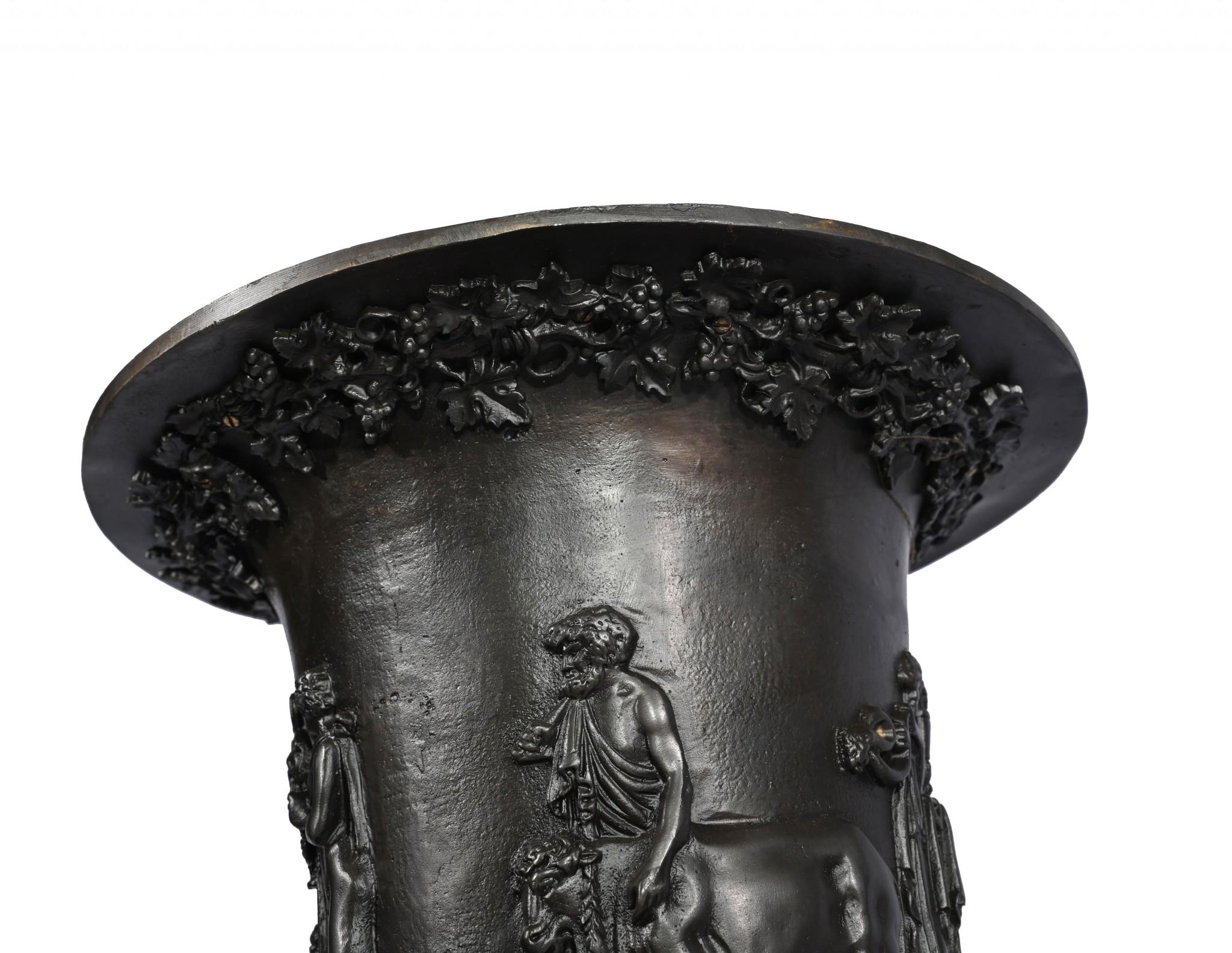 Elegante coppia di urne classiche in bronzo di forma campana
Fregio classico all'esterno delle urne che raffigura una festa baccanale
Basato sul magnifico vaso mediceo originale esposto nella Galleria degli Uffizi di Firenze.
Le basi si trovano sul
