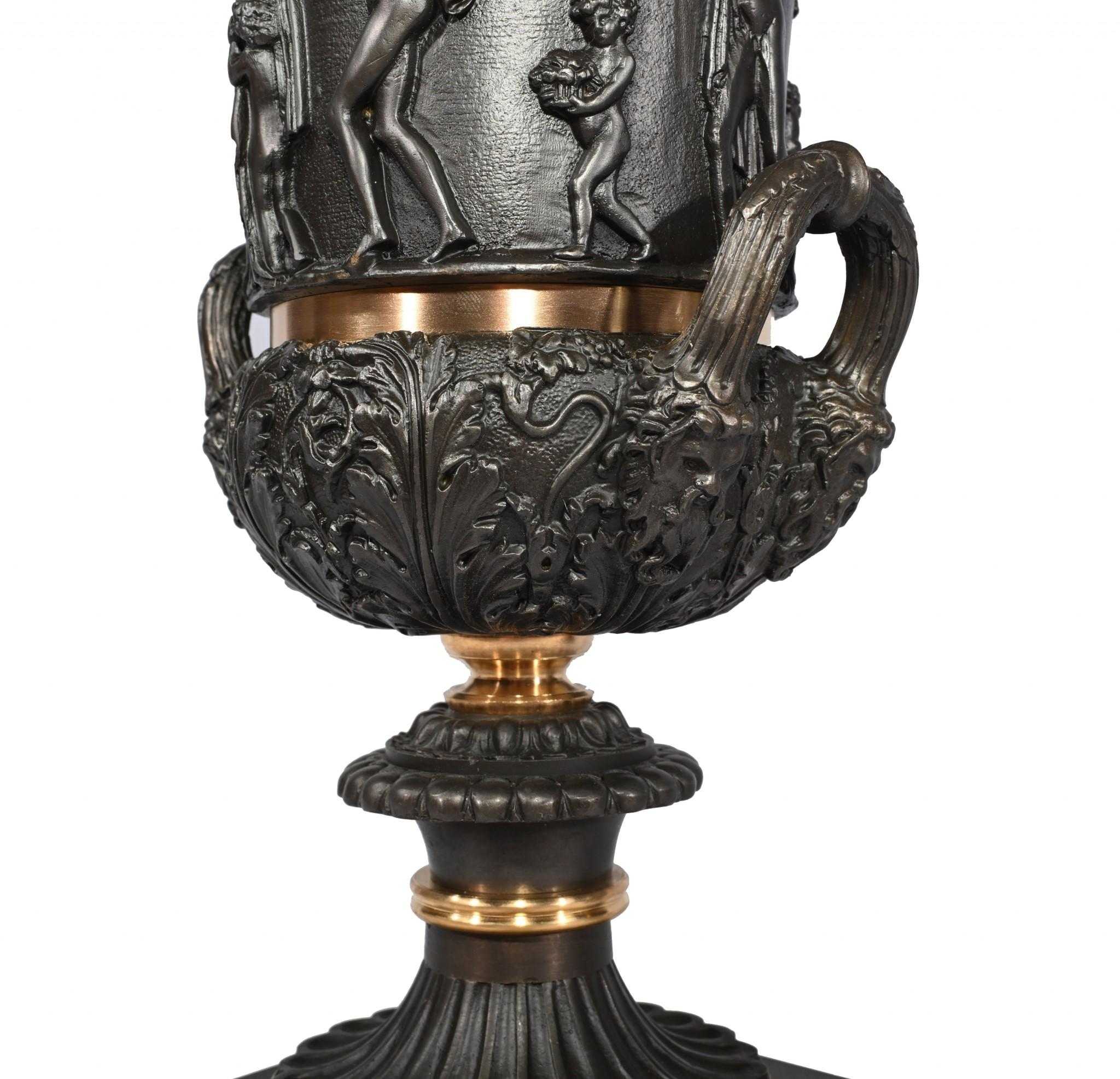 Fine XX secolo Coppia di urne in bronzo Campana Medici Classica Blu I. Johns in vendita