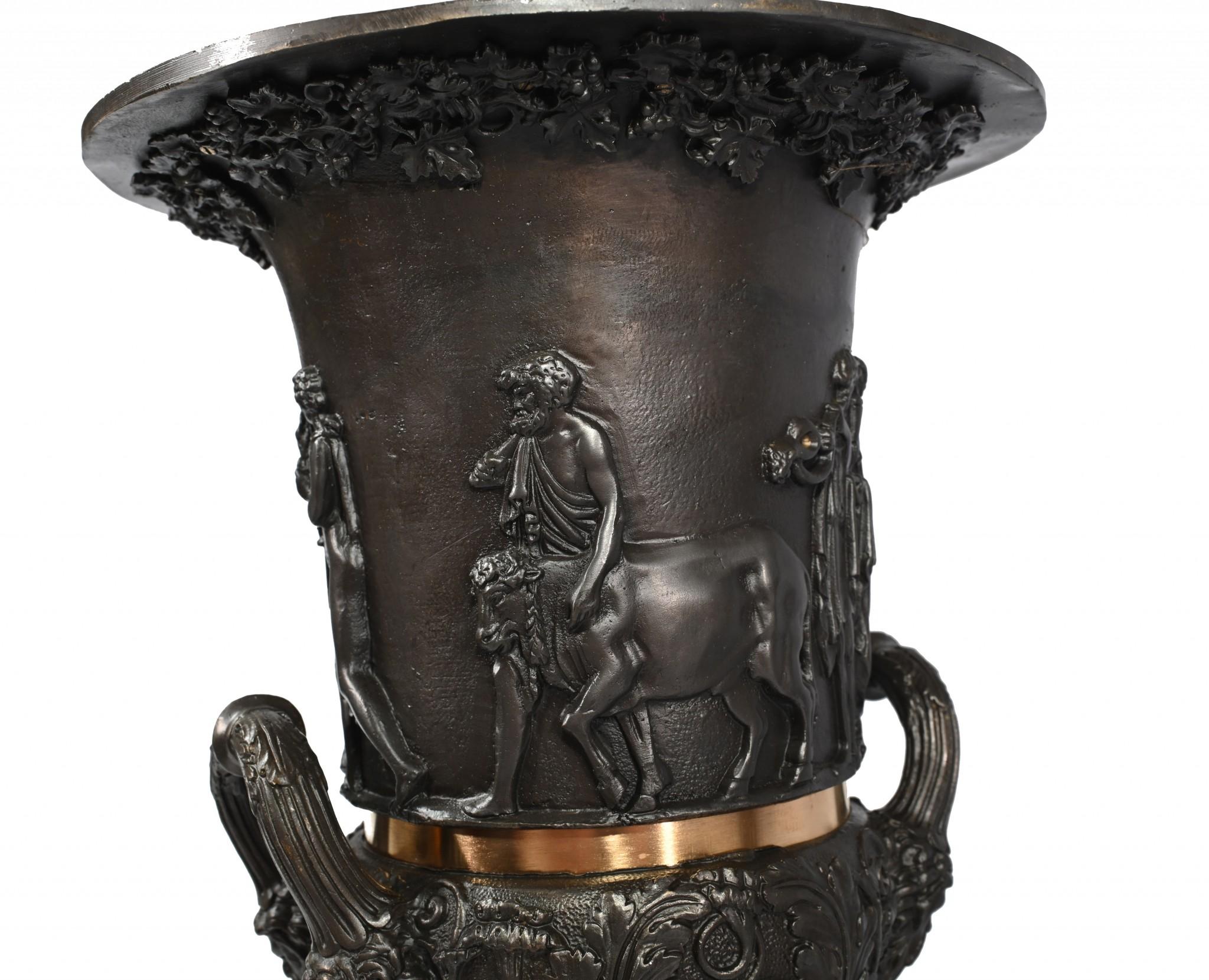 Bronzo Coppia di urne in bronzo Campana Medici Classica Blu I. Johns in vendita