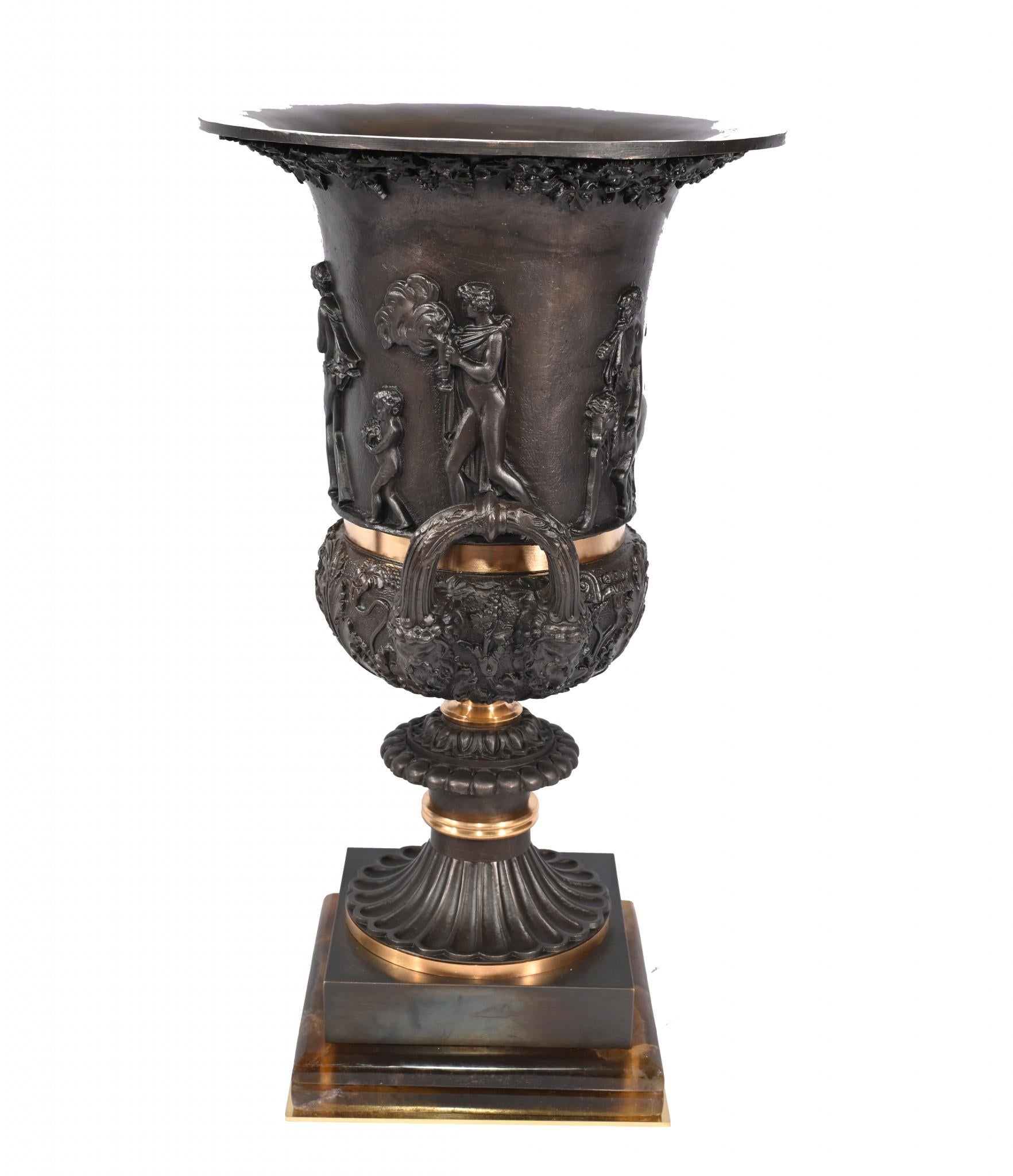 Coppia di urne in bronzo Campana Medici Classica Blu I. Johns in vendita 1