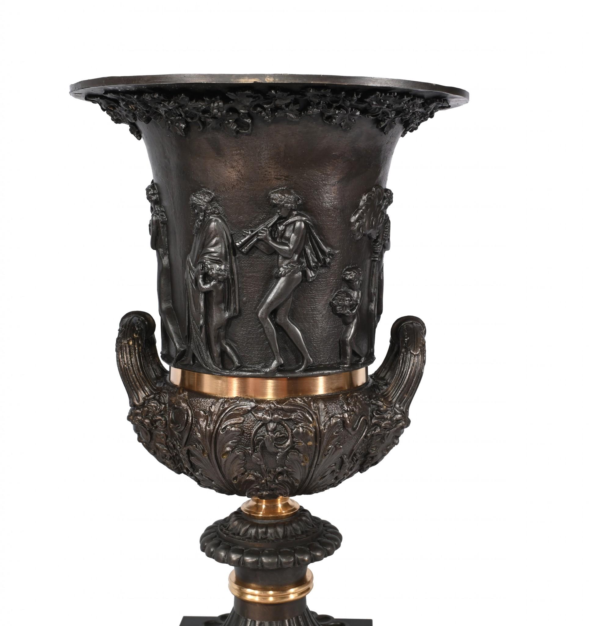 Coppia di urne in bronzo Campana Medici Classica Blu I. Johns in vendita 4