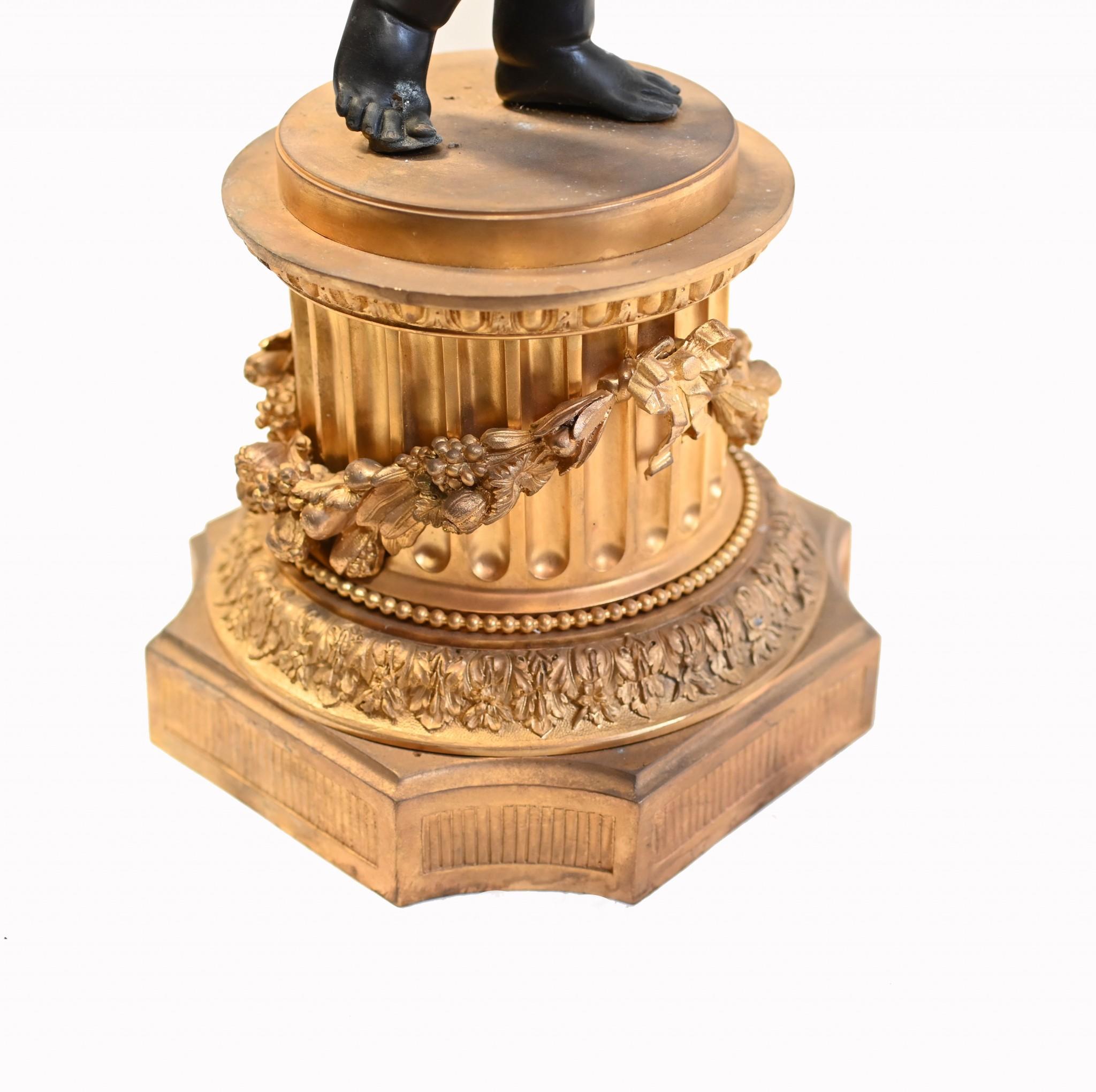 Coppia di candelabri in bronzo - grande candelabro francese a forma di cherubino in vendita 4